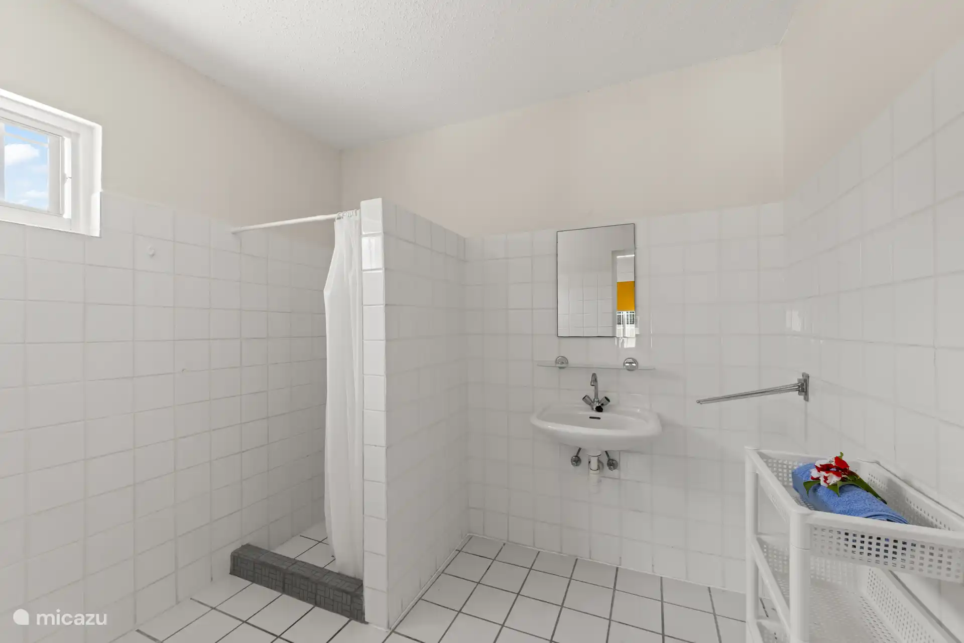 Un baño práctico con todo lo que necesitas durante tu estancia
