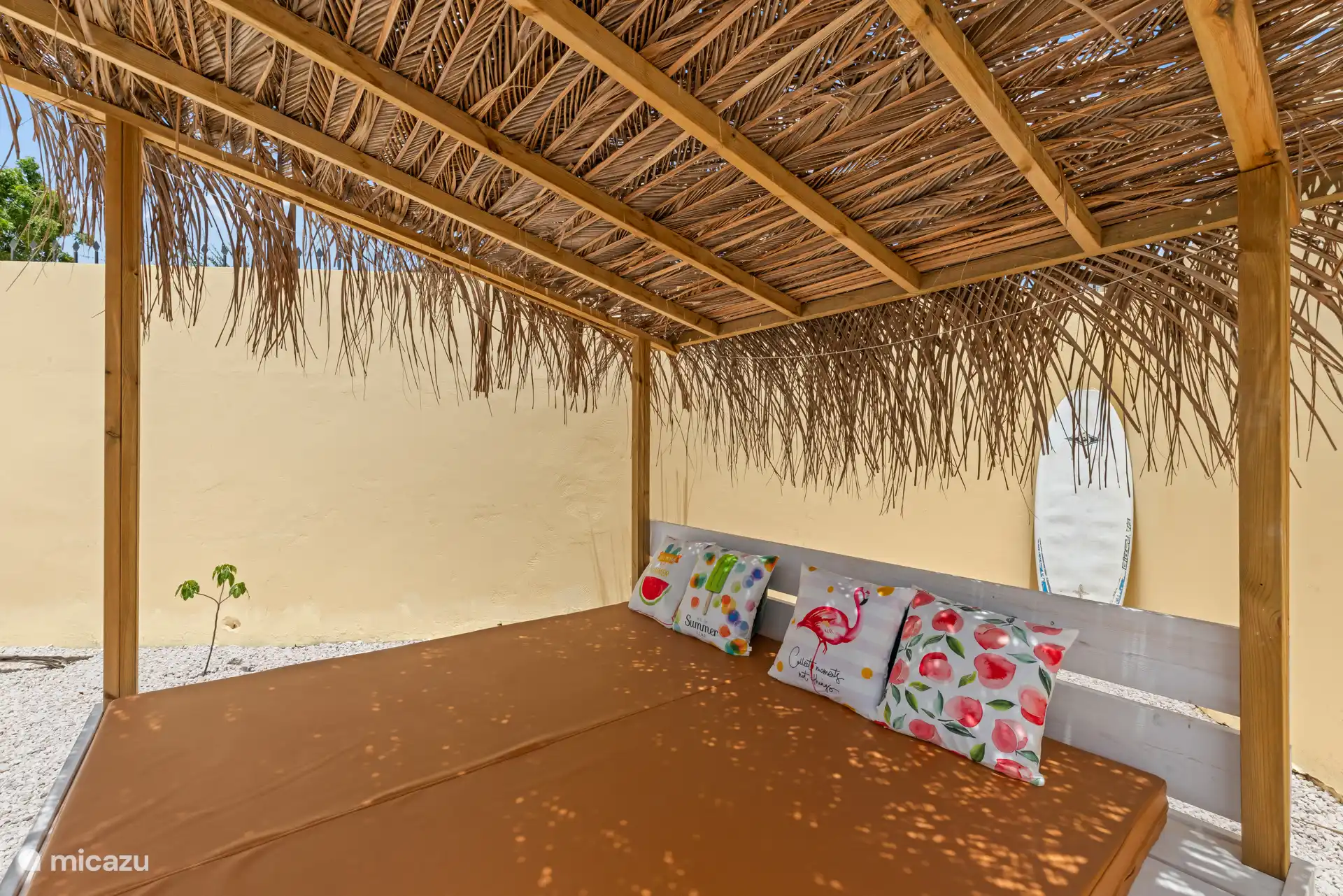 Una zona de descanso agradable a la sombra para relajarse y disfrutar de Curazao