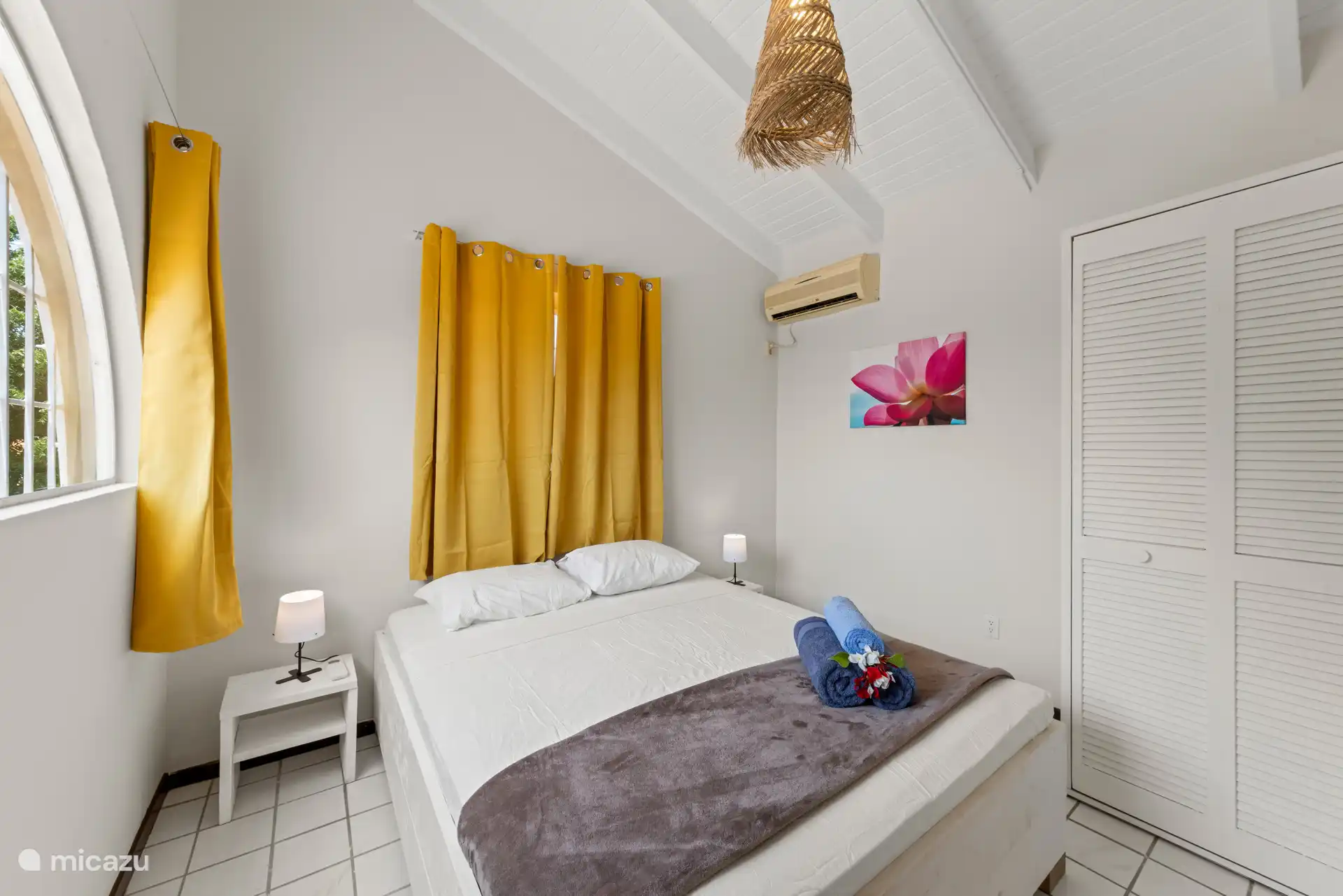El dormitorio 2 tiene una cama matrimonial y un armario para tu estancia