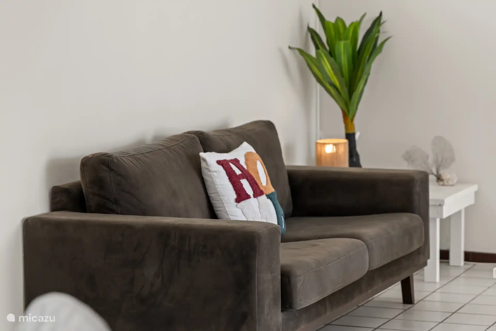 Siéntate en el sofá y disfruta de un momento de relax en la villa