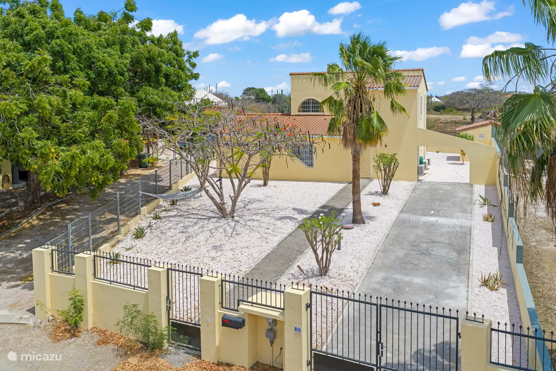 Disfruta de paz, espacio y un agradable ambiente tropical alrededor de la villa