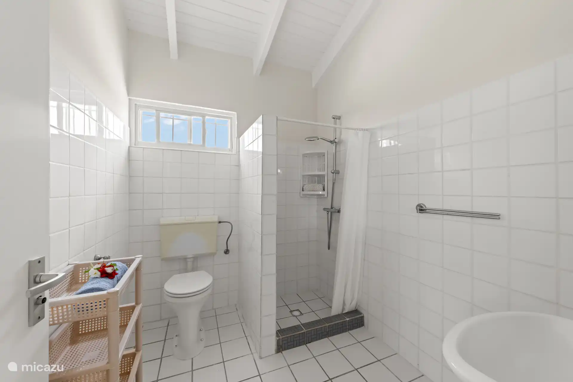 Un baño compartido práctico arriba para los dormitorios de arriba