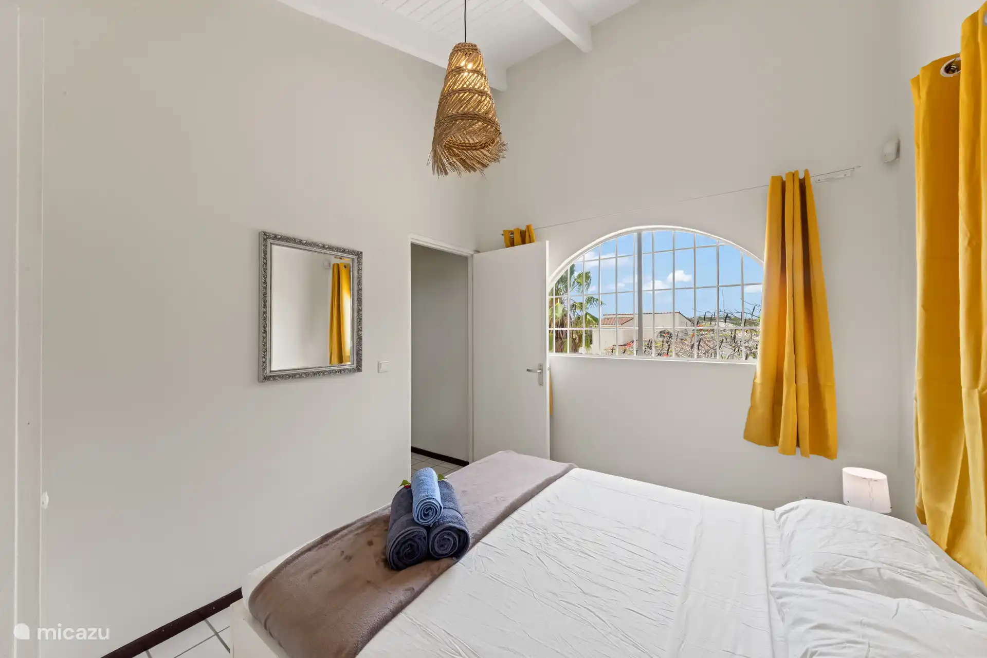Un dormitorio agradable y tranquilo con una cama matrimonial y espacio para la ropa