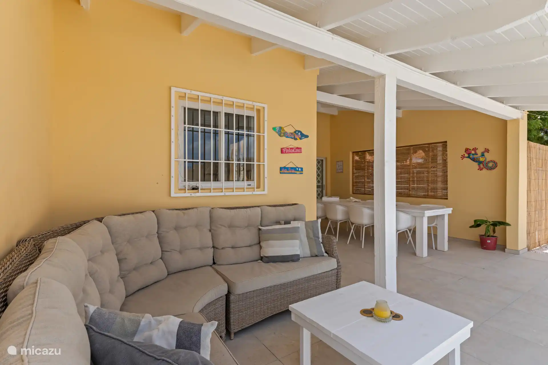 Un lugar atmosférico para reunirse y relajarse a la sombra