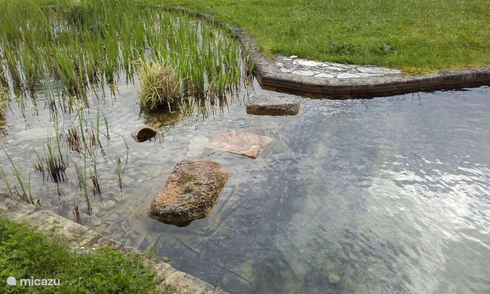 mooi zijdezacht helder water