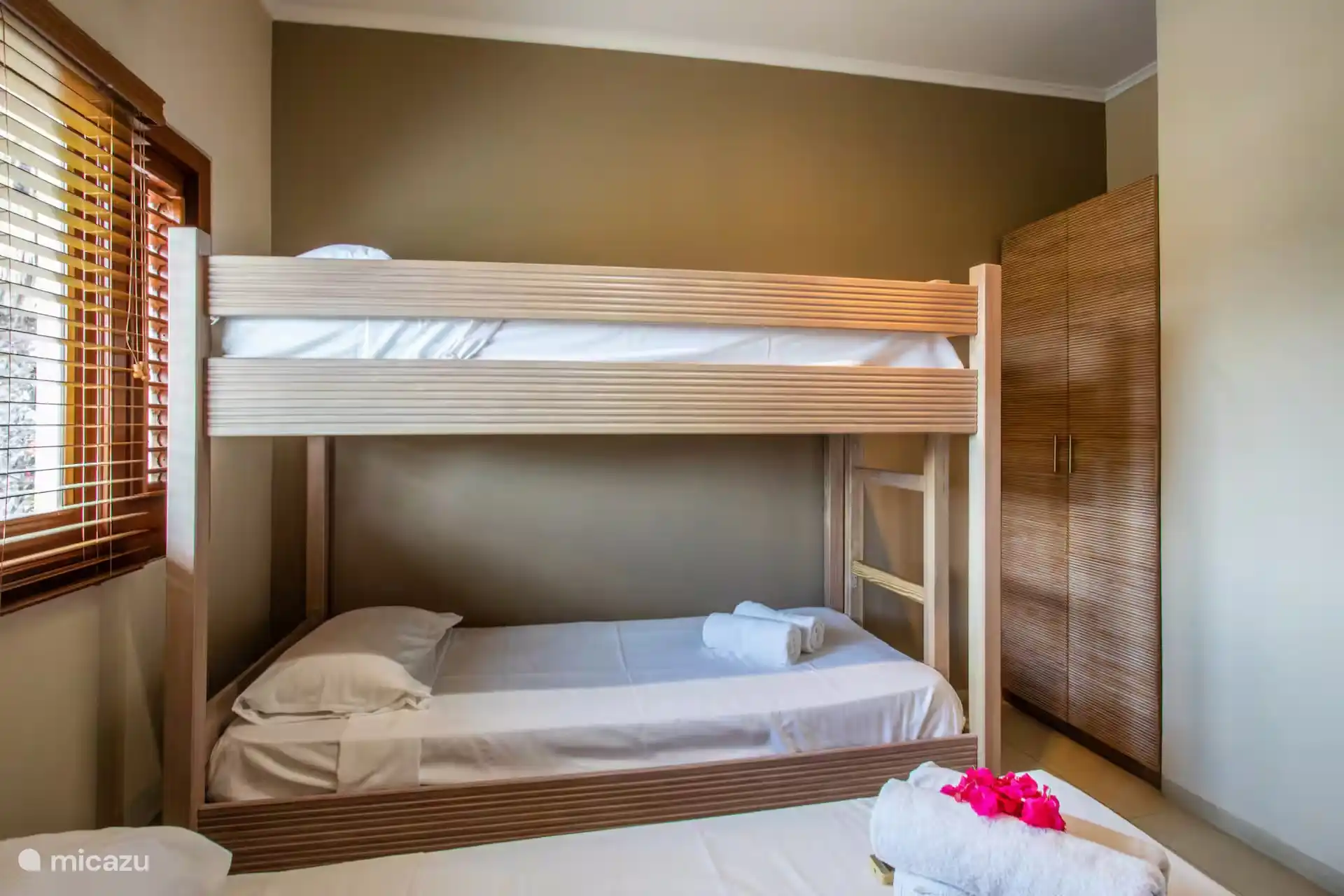 Praktisches Schlafzimmer mit Etagenbetten und Kleiderschrank, perfekt für mehrere Personen.