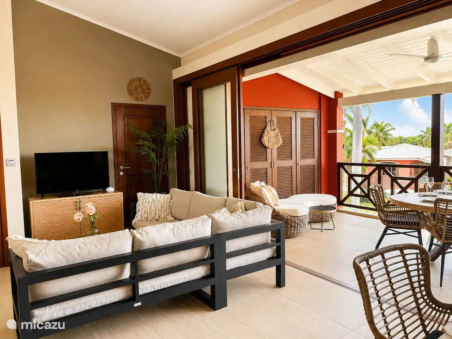Cozy living room with open connection to the balcony, where inside and outside come together seamlessly.