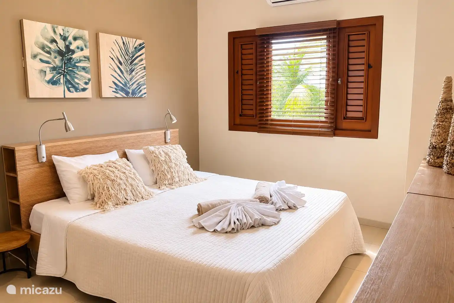 Master bedroom with king size bed, air conditioning and direct access to the en suite bathroom. Quiet and comfortable space.