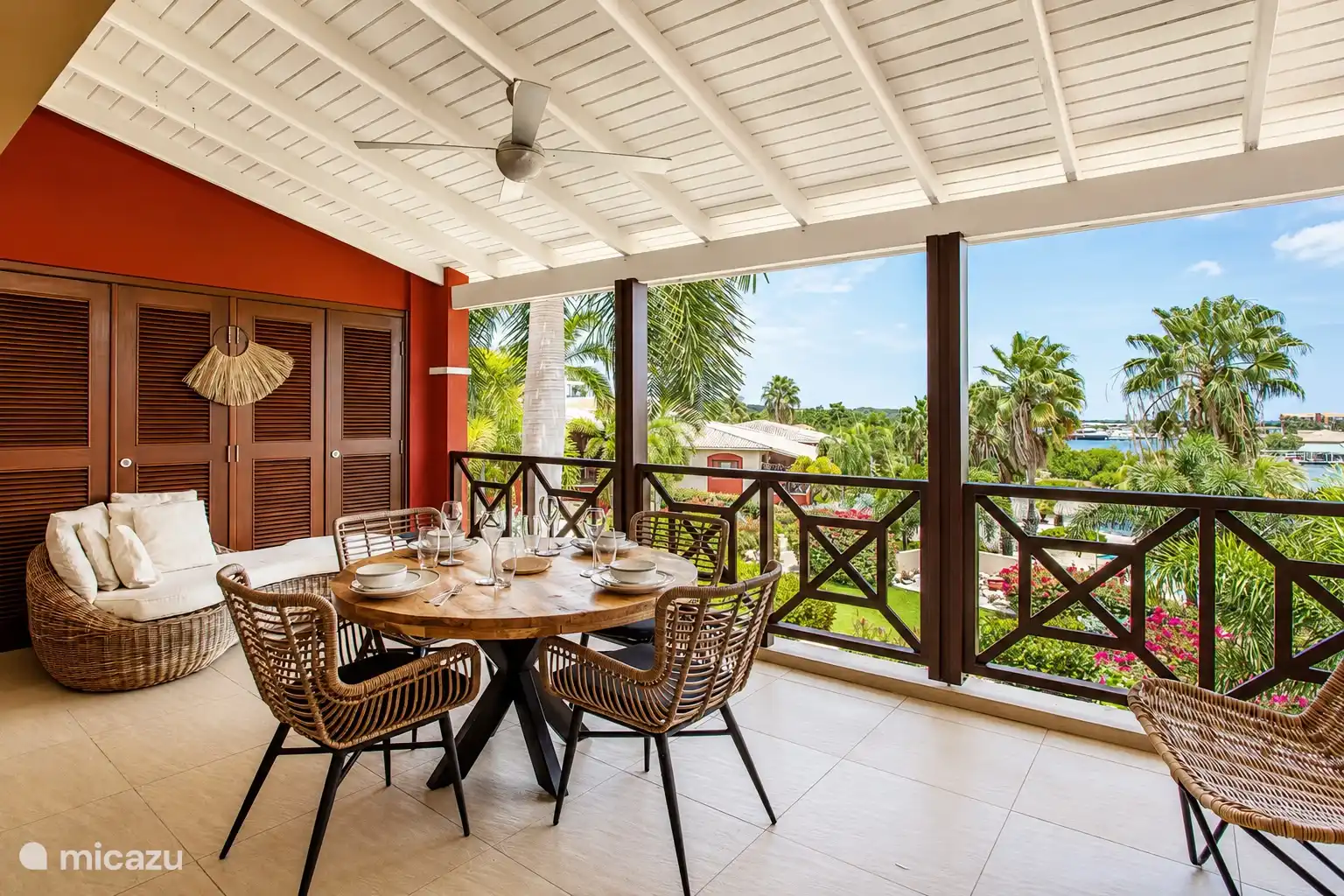 Spacious balcony with dining table, perfect for long evenings outside. Enjoy the view and the Caribbean breeze.