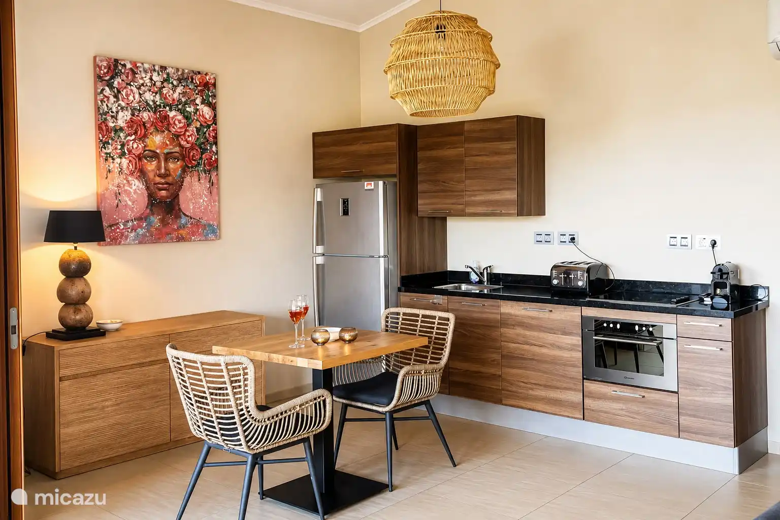 Complete open keuken met eethoek, voorzien van alle gemakken voor een comfortabel verblijf.