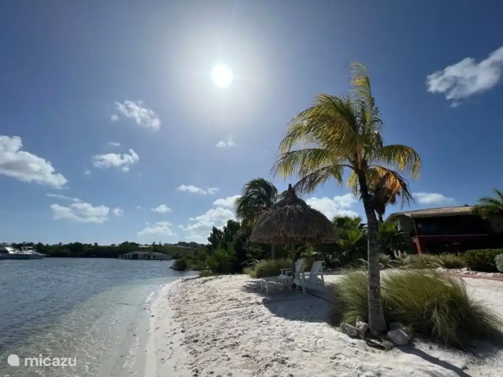 Privater Strand am spanischen Wasser, ideal, um ruhig zu sitzen und die Aussicht zu genießen.