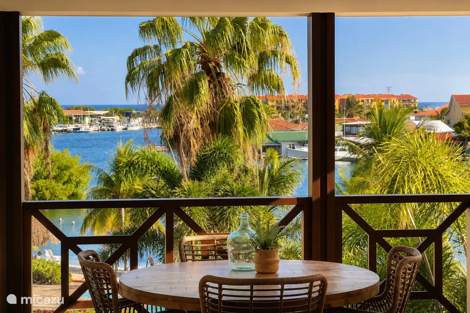 View from the balcony over the Spanish Water and the marina. Here you start and end the day with peace and a beautiful panorama.