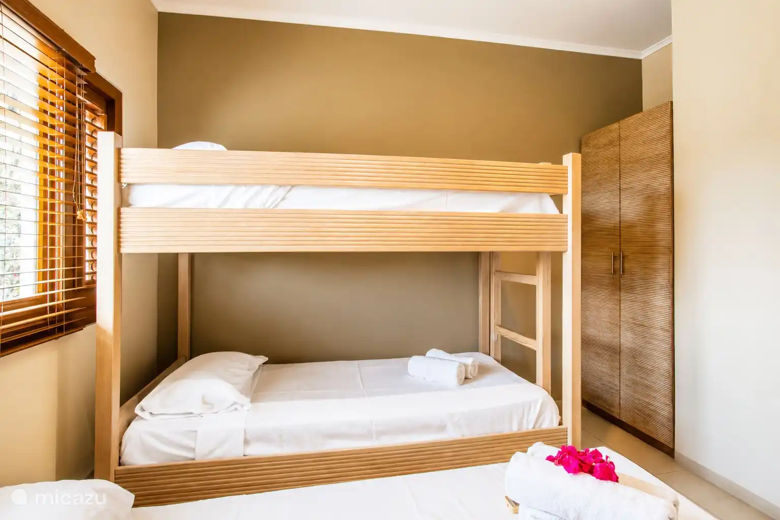 Practical bedroom with bunk beds and closet space, perfect for several people.