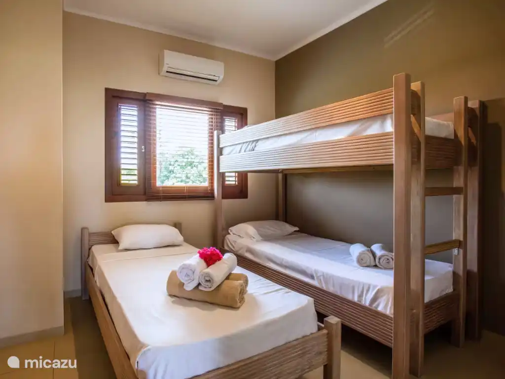 Schlafzimmer mit Einzelbett und Etagenbett, ideal für Kinder oder zusätzliche Gäste.