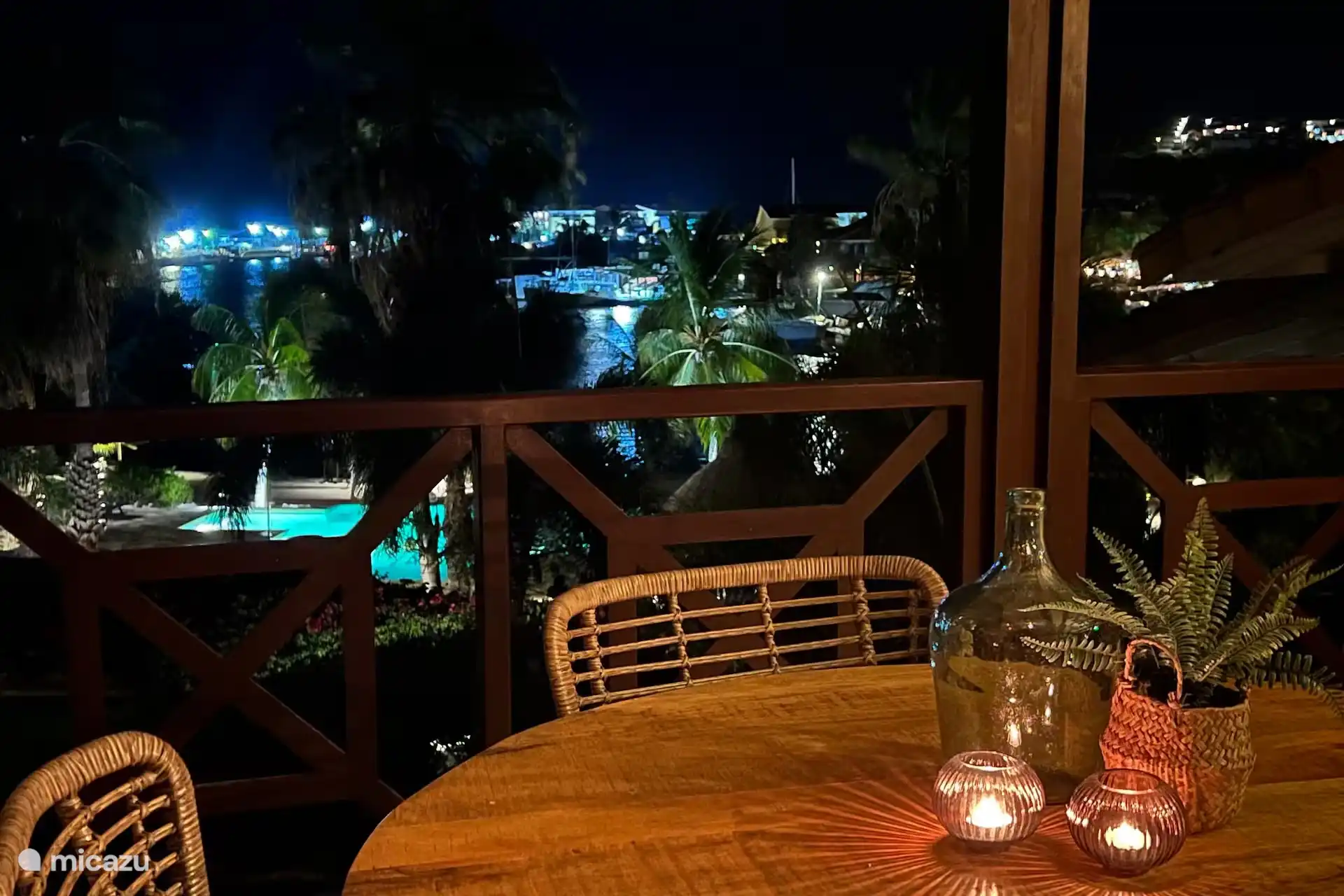 Atmosphärische Aussicht vom Balkon am Abend. Das Spanische Wasser und der Yachthafen erwachen mit Lichterlicht zum Leben.