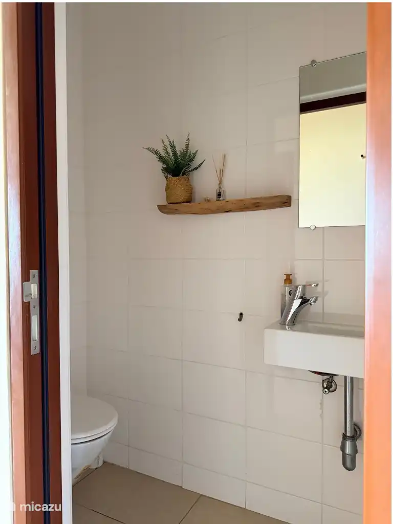 Ordentliche Toilette mit Waschbecken und praktischer Grundriss. Frisch und gepflegt, voll ausgestattet.