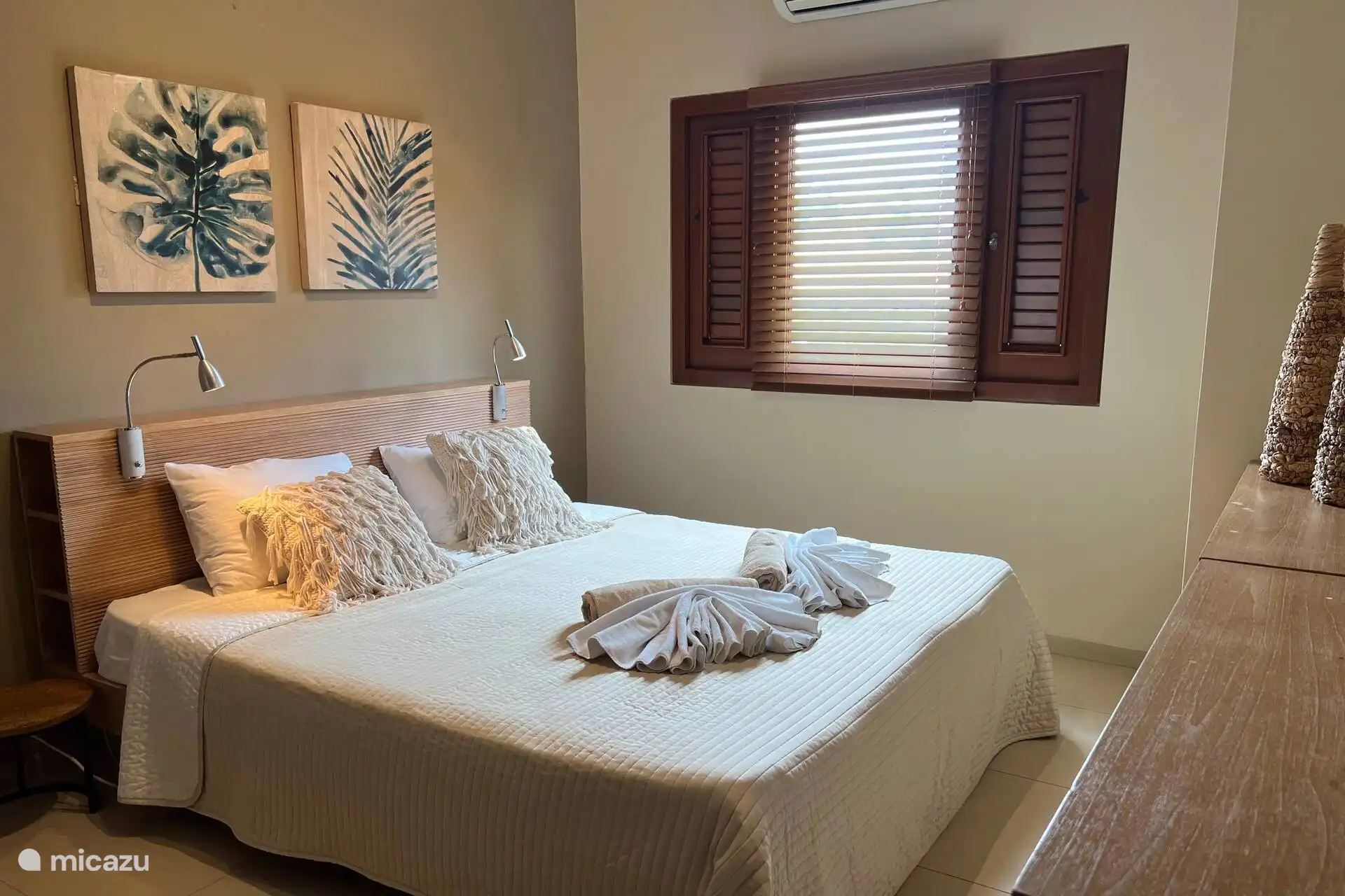 Hauptschlafzimmer mit Kingsize-Bett, Klimaanlage und direktem Zugang zum eigenen Badezimmer. Ruhiger und gemütlicher Raum.