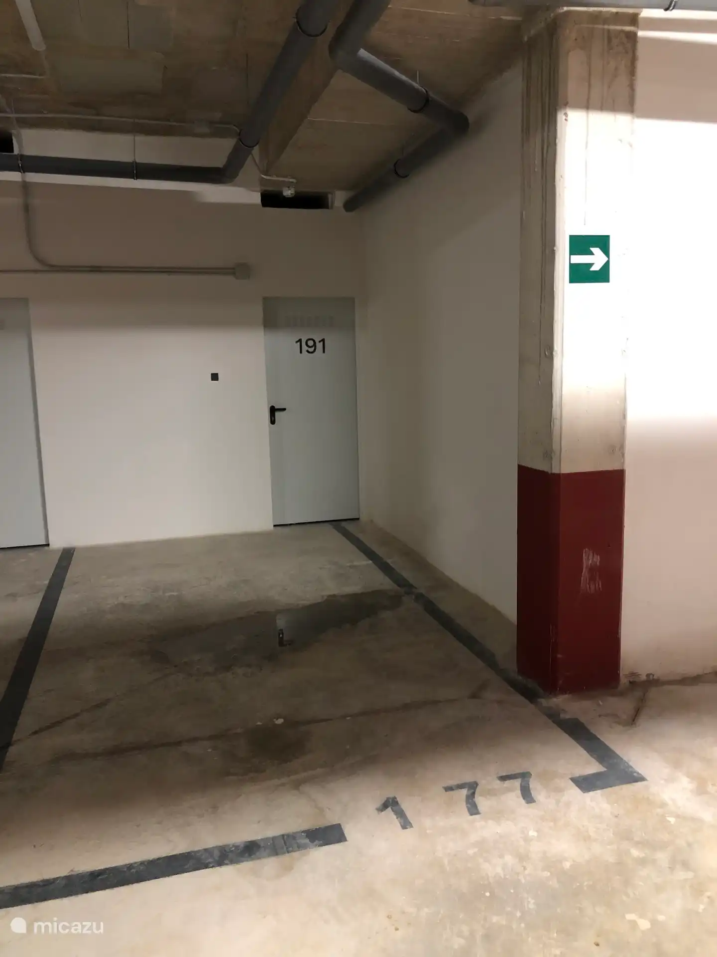 Aparcamiento privado en el garaje