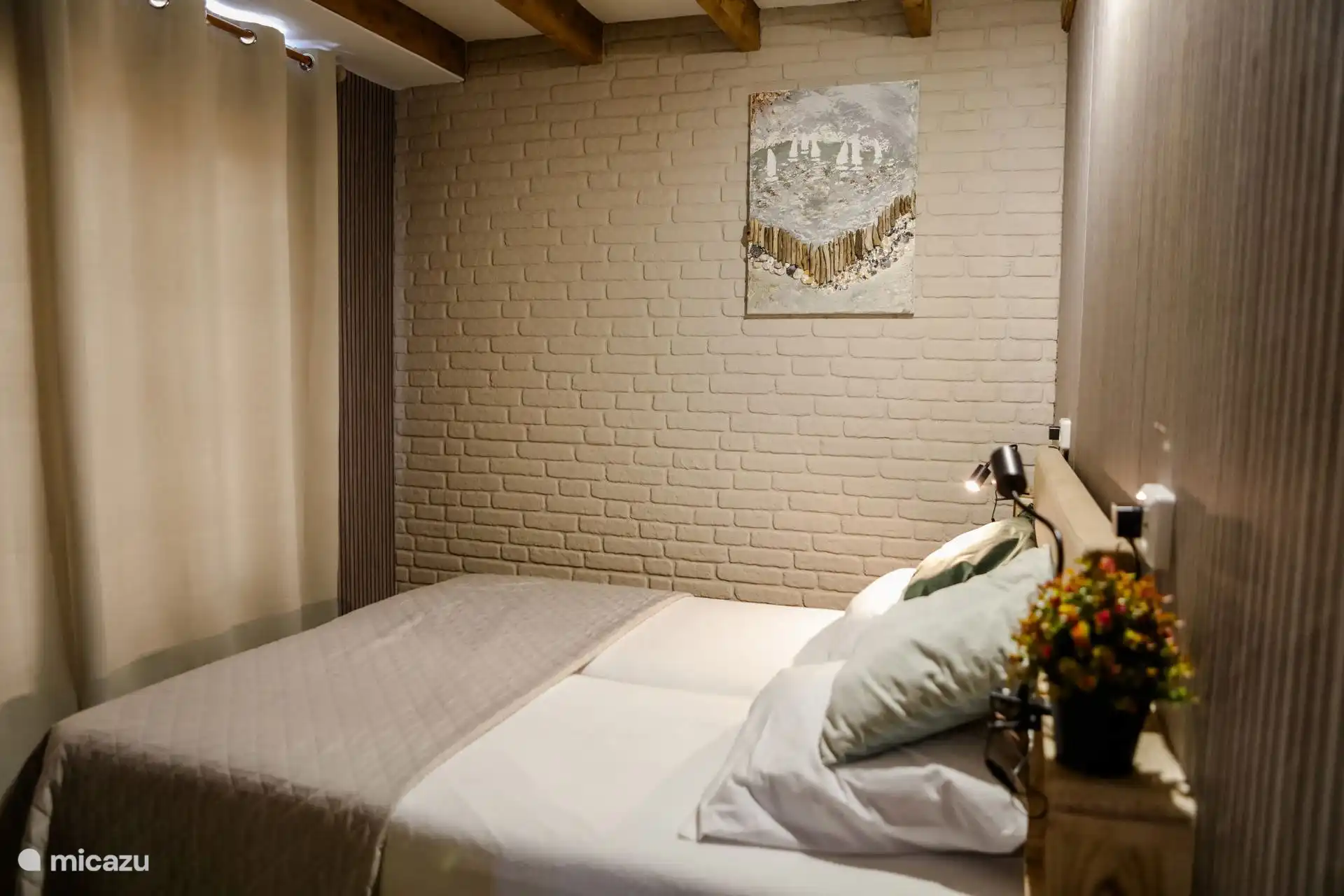 Bedroom 1
1 double bed