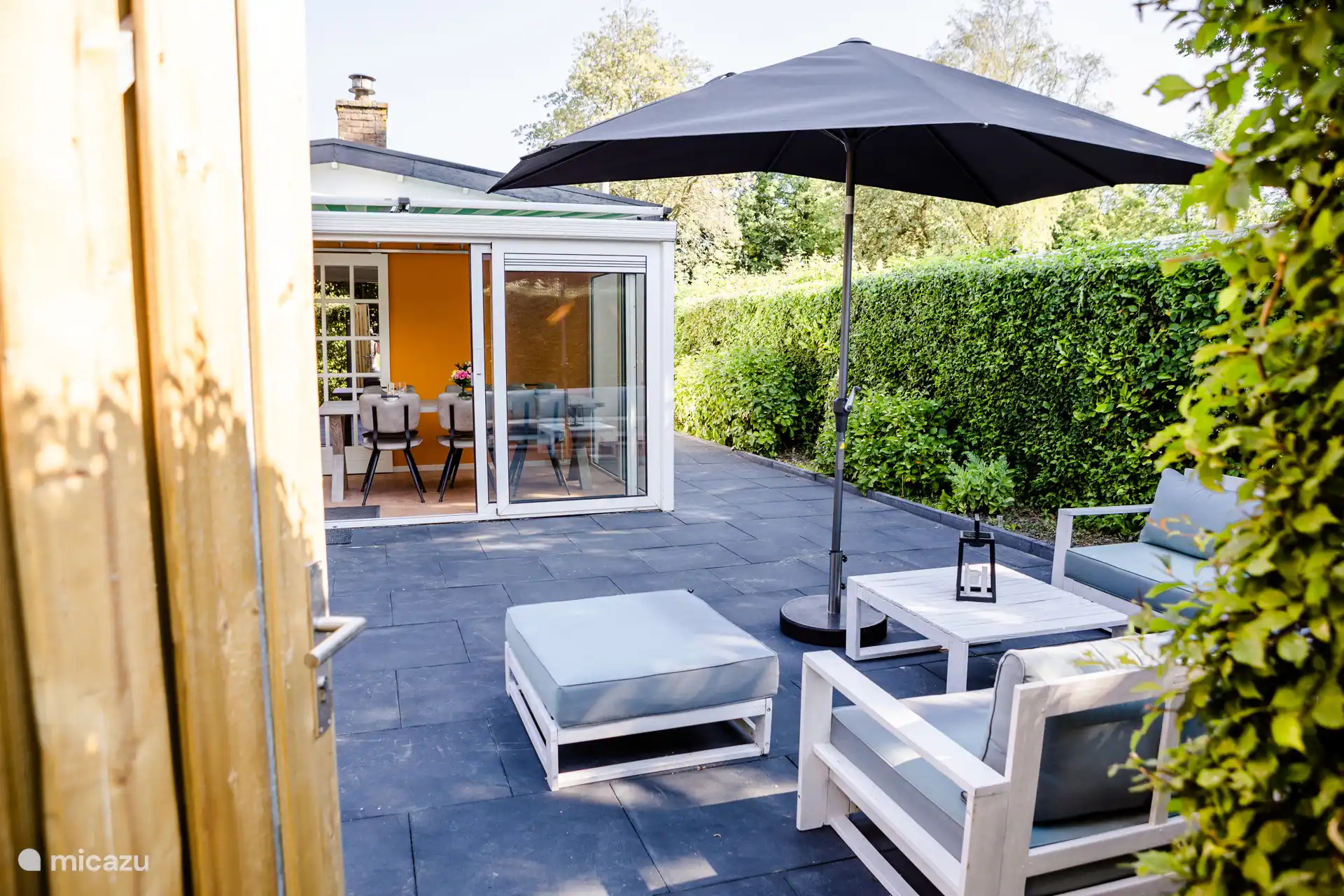 Garden with lounge set