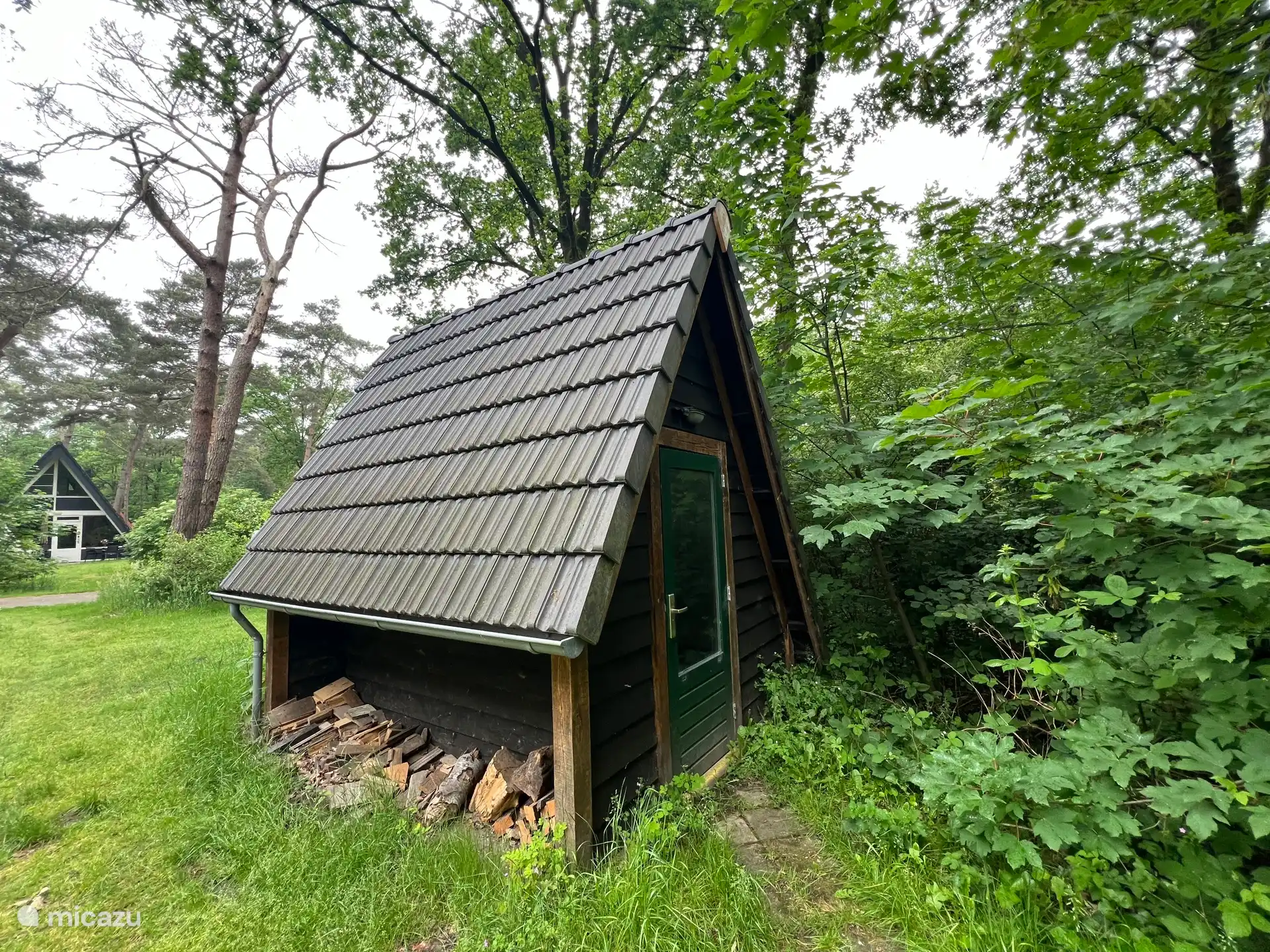Garden house for bicycles and wood for the stove