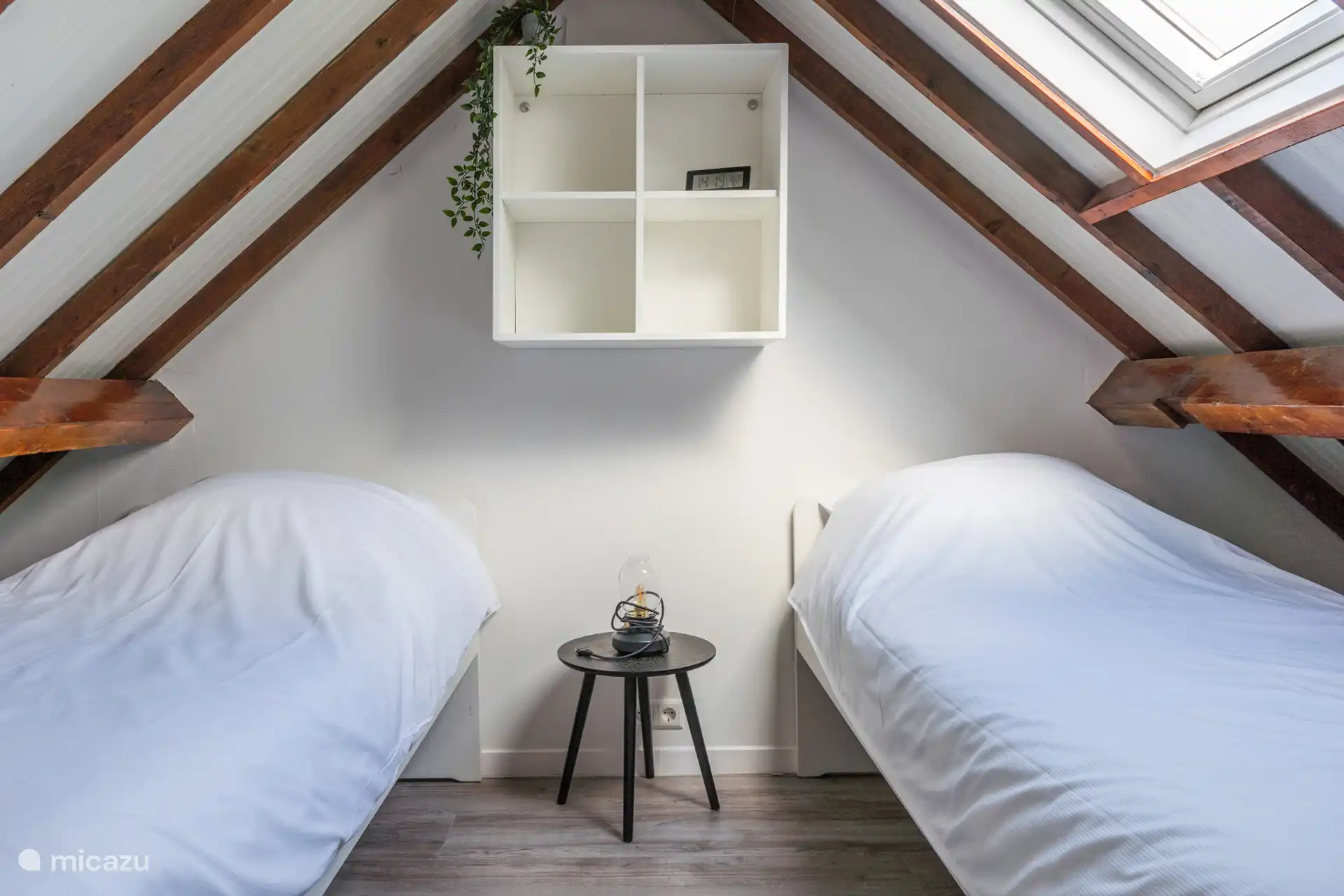 Bedroom 1
2 single beds