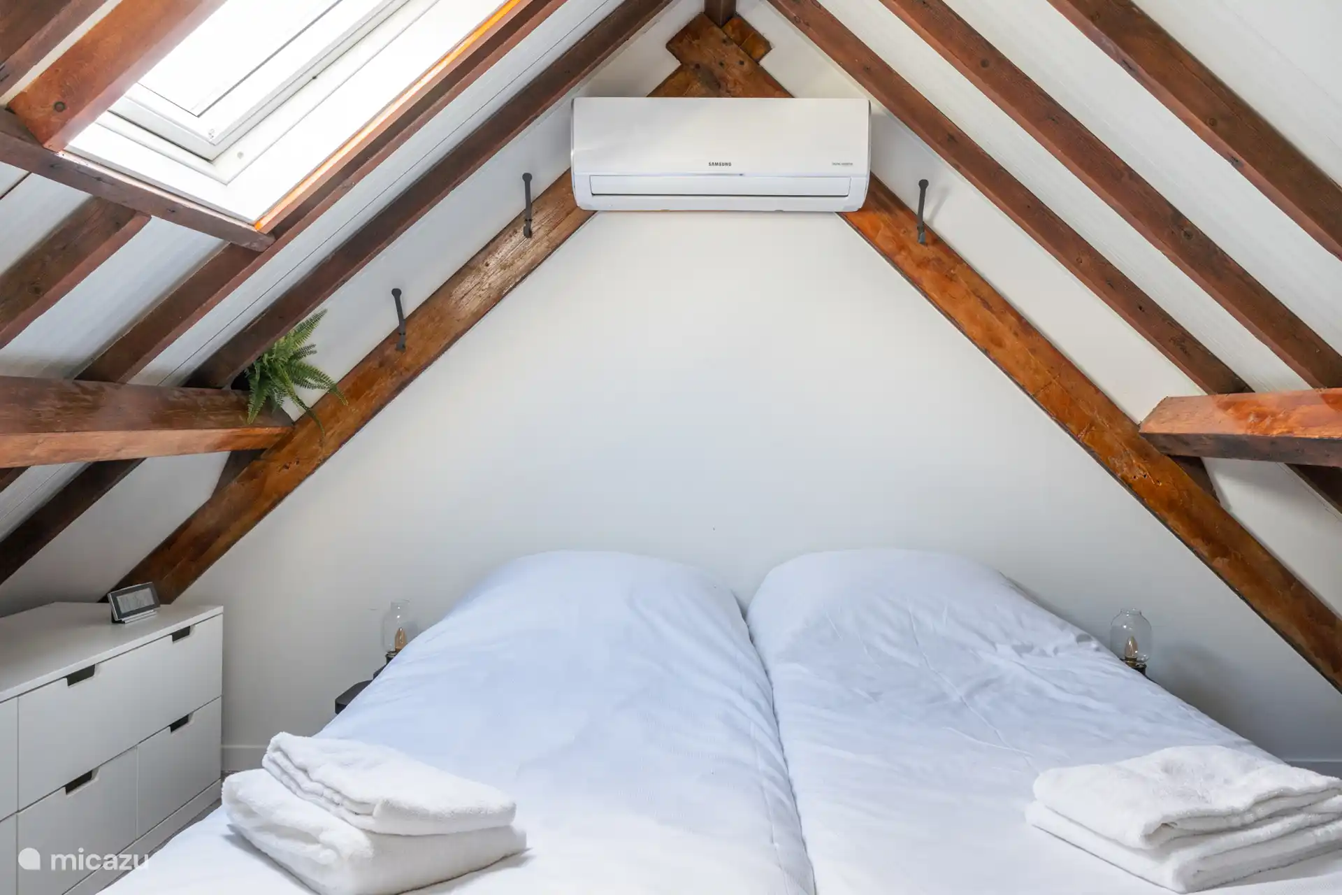Bedroom 2
2 single beds