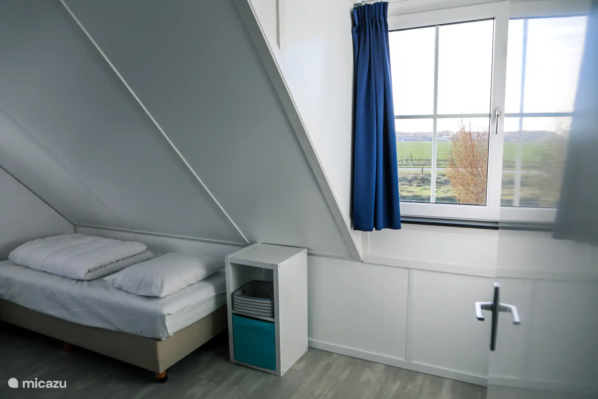 Bedroom 4
2 single beds