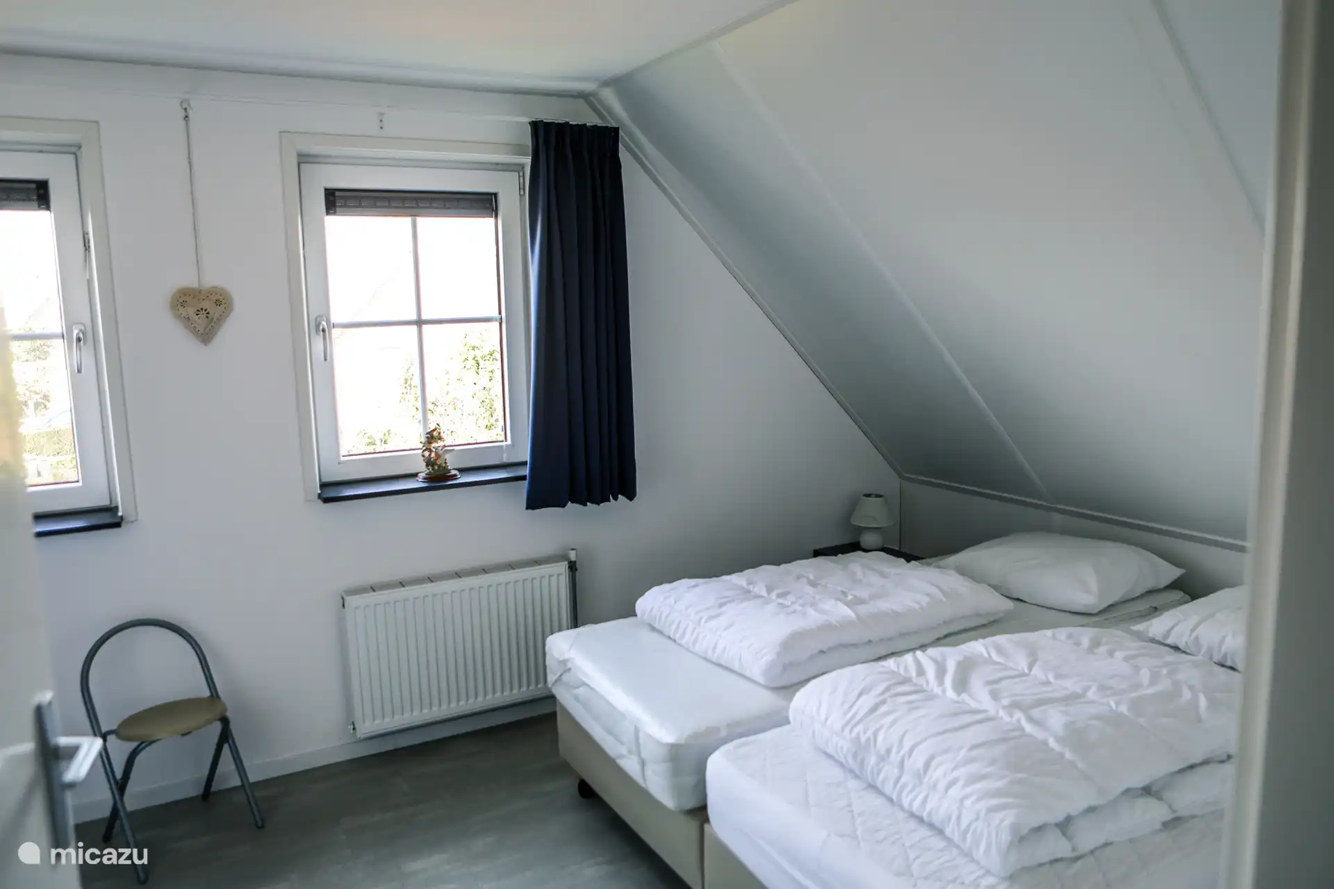 Bedroom 4
2 single beds