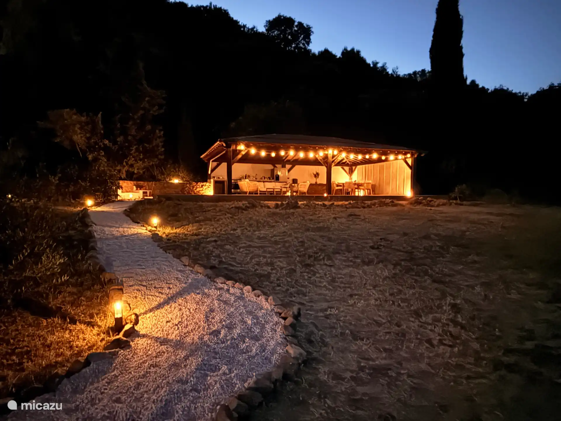 Frieden, Raum, warme Atmosphäre unter der Veranda. Genieße die Geräusche der Natur, wenn die Nacht hereinbricht. 