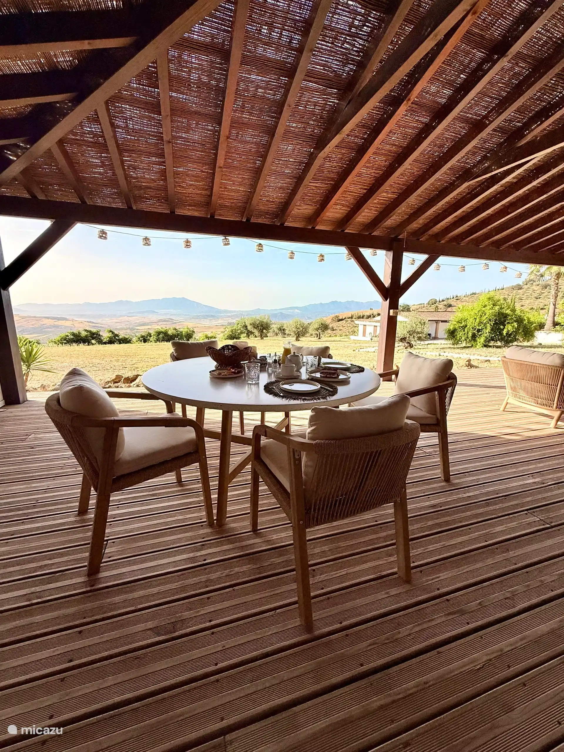 Frühstück unter der Veranda mit Panoramablick. 