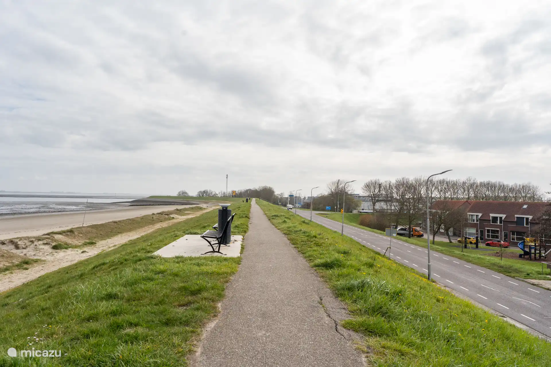 Strand naast huis