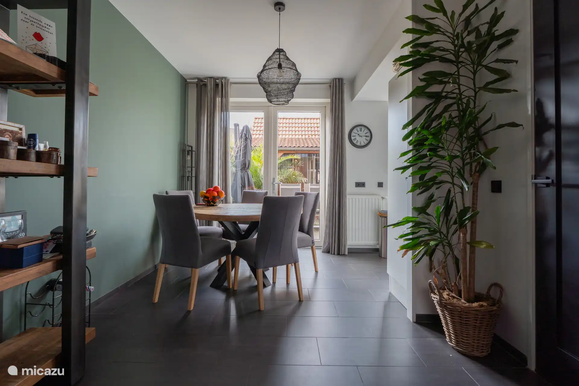 Woonkamer met eettafel en stoelen
