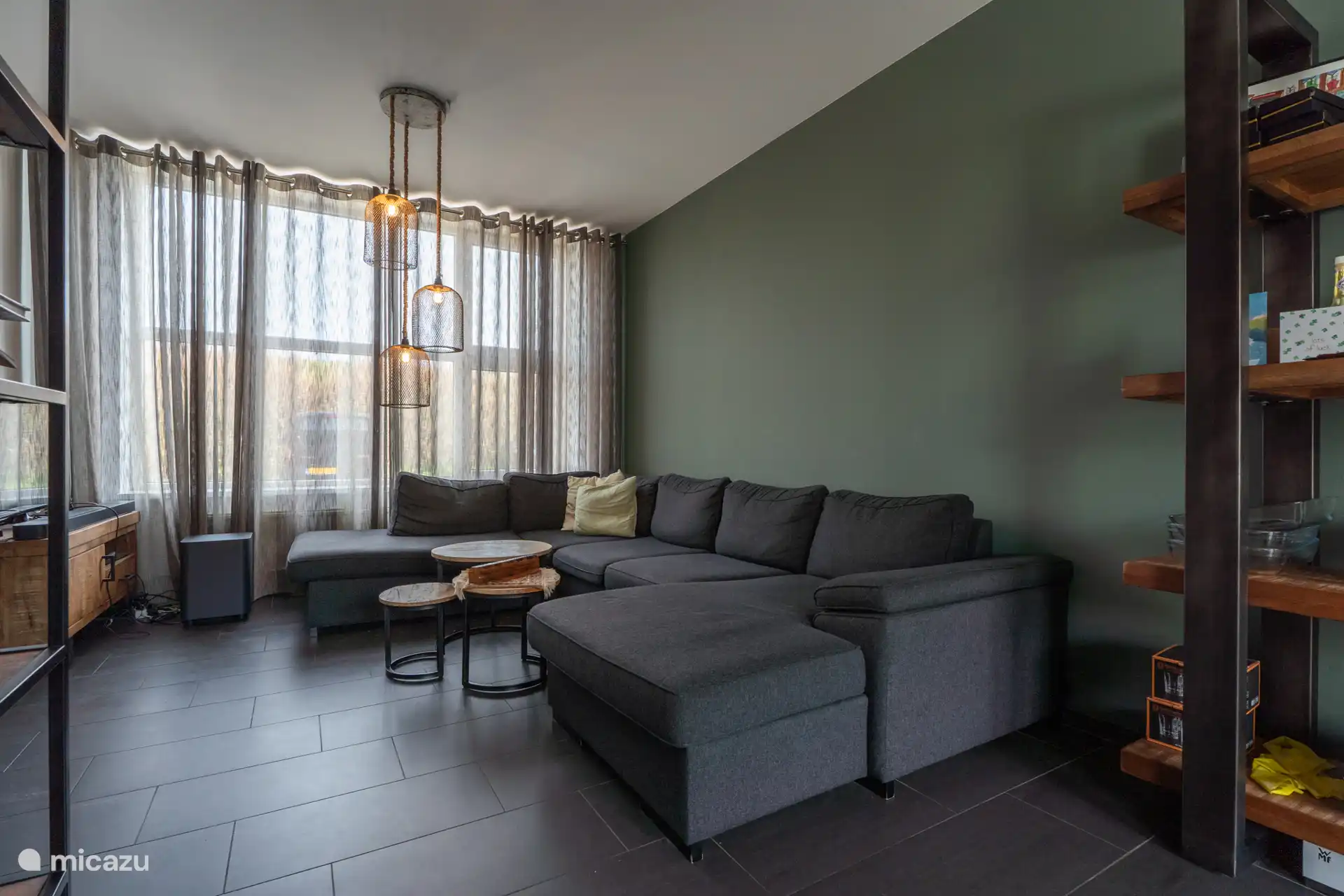 Woonkamer met grote bank