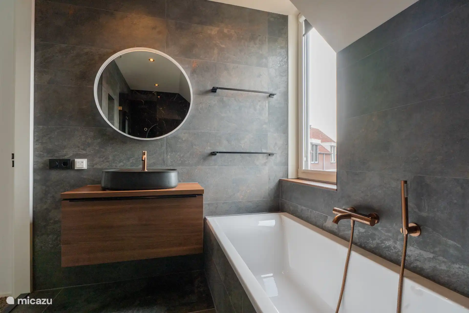Luxe badkamer met bad