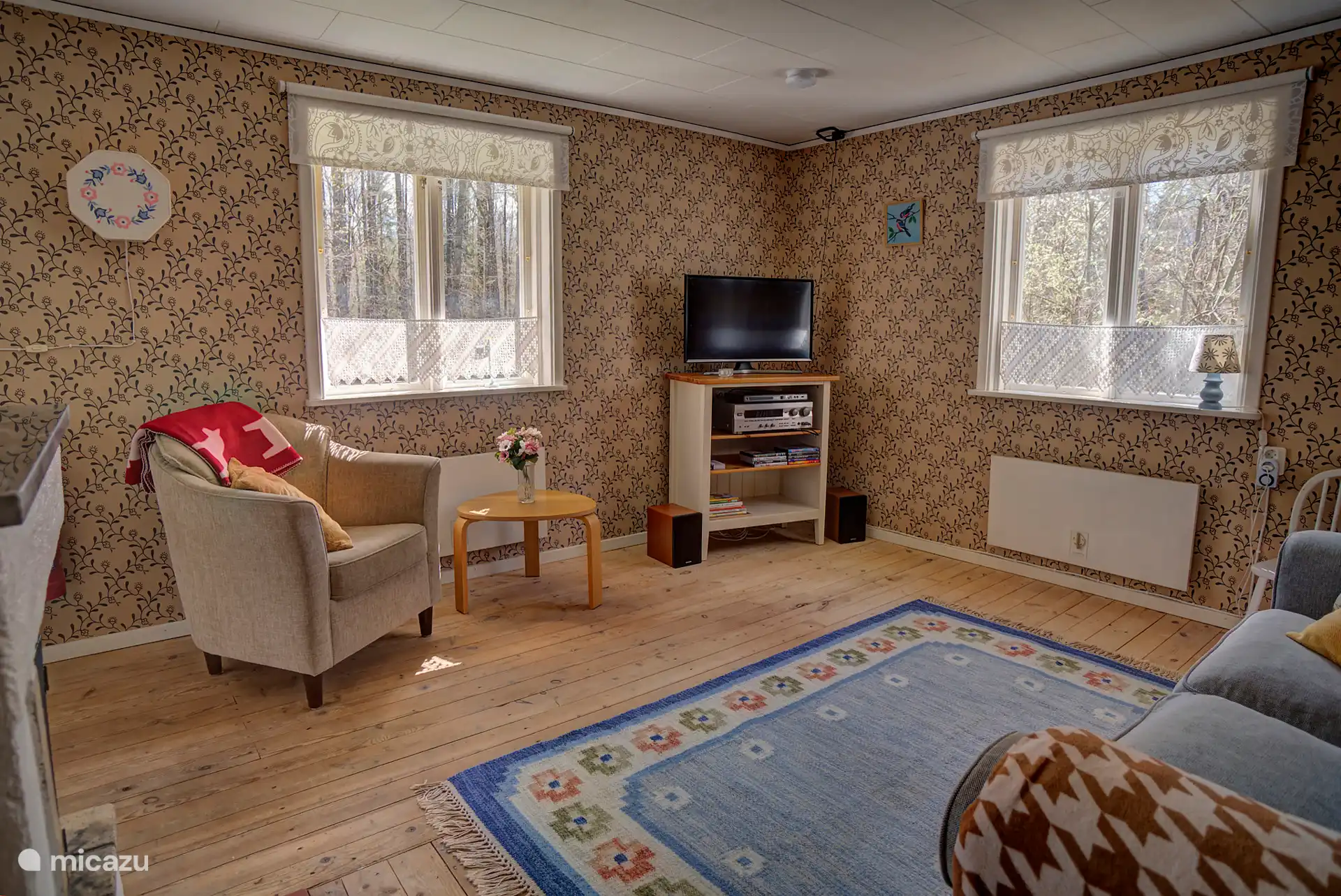 Wohnzimmer mit Fernseher und DVD.
Bücher und Spiele.
