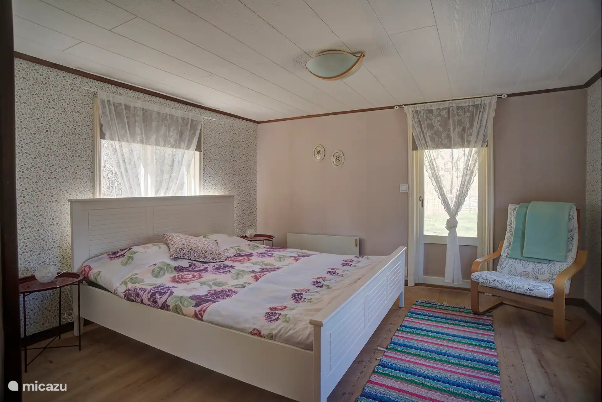 Schlafzimmer mit Bett 180 x 200 cm.
Babybett 60 x 120 cm 
Ein zusätzliches Feldbett 80 x 200 kann auf Anfrage kostenlos hinzugefügt werden.
Bettwäsche, Laken, Decken und Kissen sind enthalten.