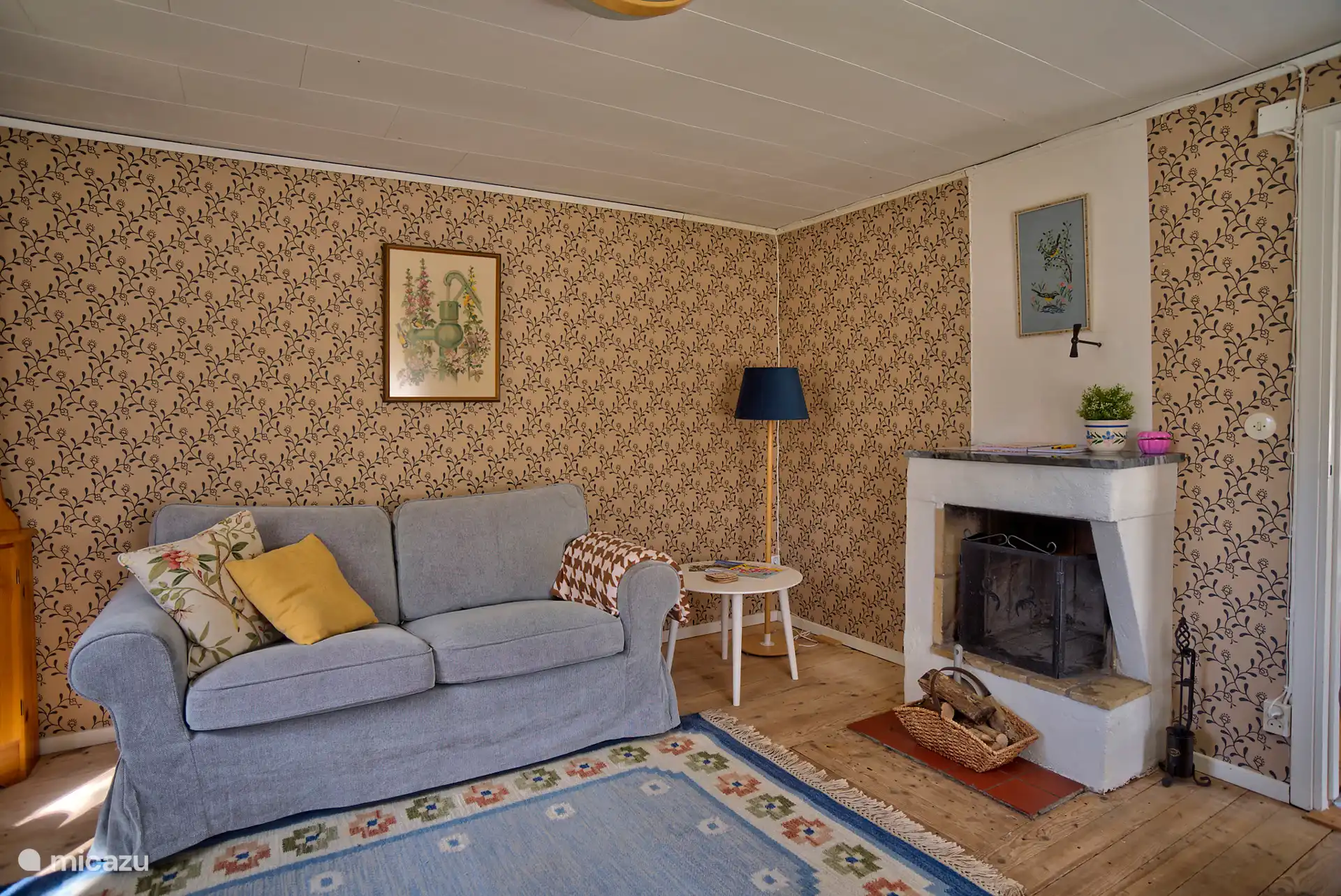 Wohnzimmer mit Kamin.
Neben dem Kamin verfügt der Torp in allen Räumen über elektrische Heizelemente.