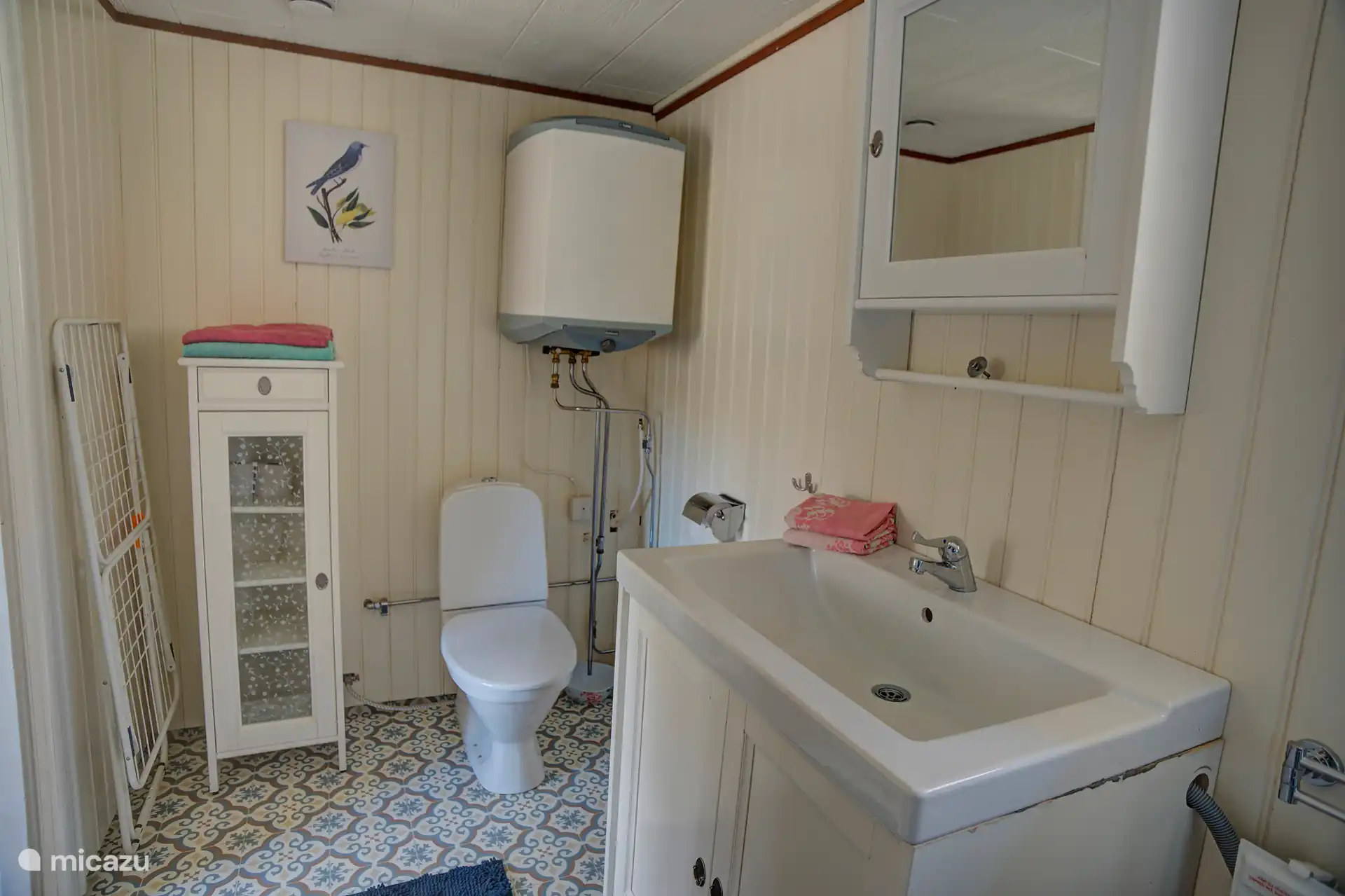 Badezimmer mit Dusche, Toilette, Waschmaschine.
Handtücher, Toilettenpapier und Shampoo sind enthalten.