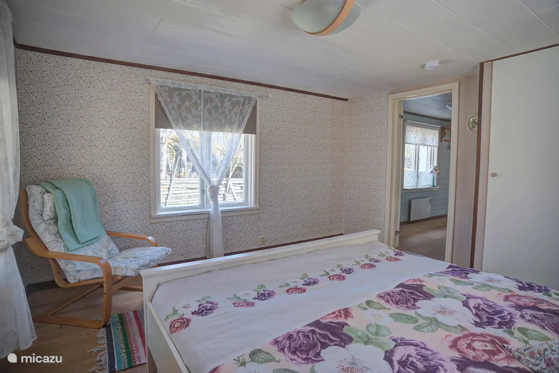 Schlafzimmer mit Bett 180 x 200 cm.
Babybett 60 x 120 cm 
Ein zusätzliches Feldbett 80 x 200 kann auf Anfrage kostenlos hinzugefügt werden.
Bettwäsche, Laken, Decken und Kissen sind enthalten.
Verdunkelungsvorhänge