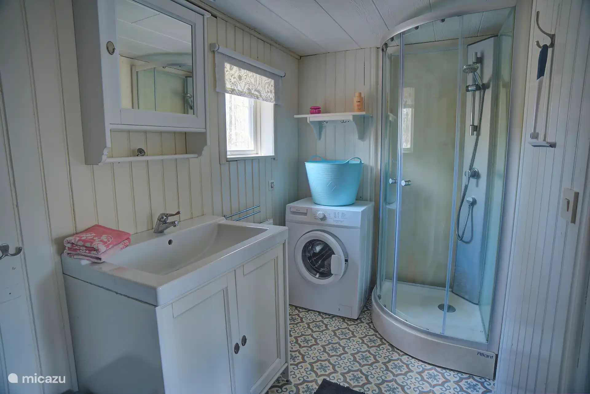 Badezimmer mit Dusche, Toilette, Waschmaschine.
Handtücher, Toilettenpapier und Shampoo sind enthalten.