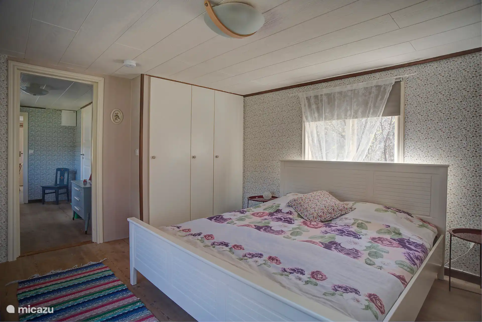 Schlafzimmer mit Bett 180 x 200 cm.
Babybett 60 x 120 cm 
Ein zusätzliches Feldbett 80 x 200 kann auf Anfrage kostenlos hinzugefügt werden.
Bettwäsche, Laken, Decken und Kissen sind enthalten.