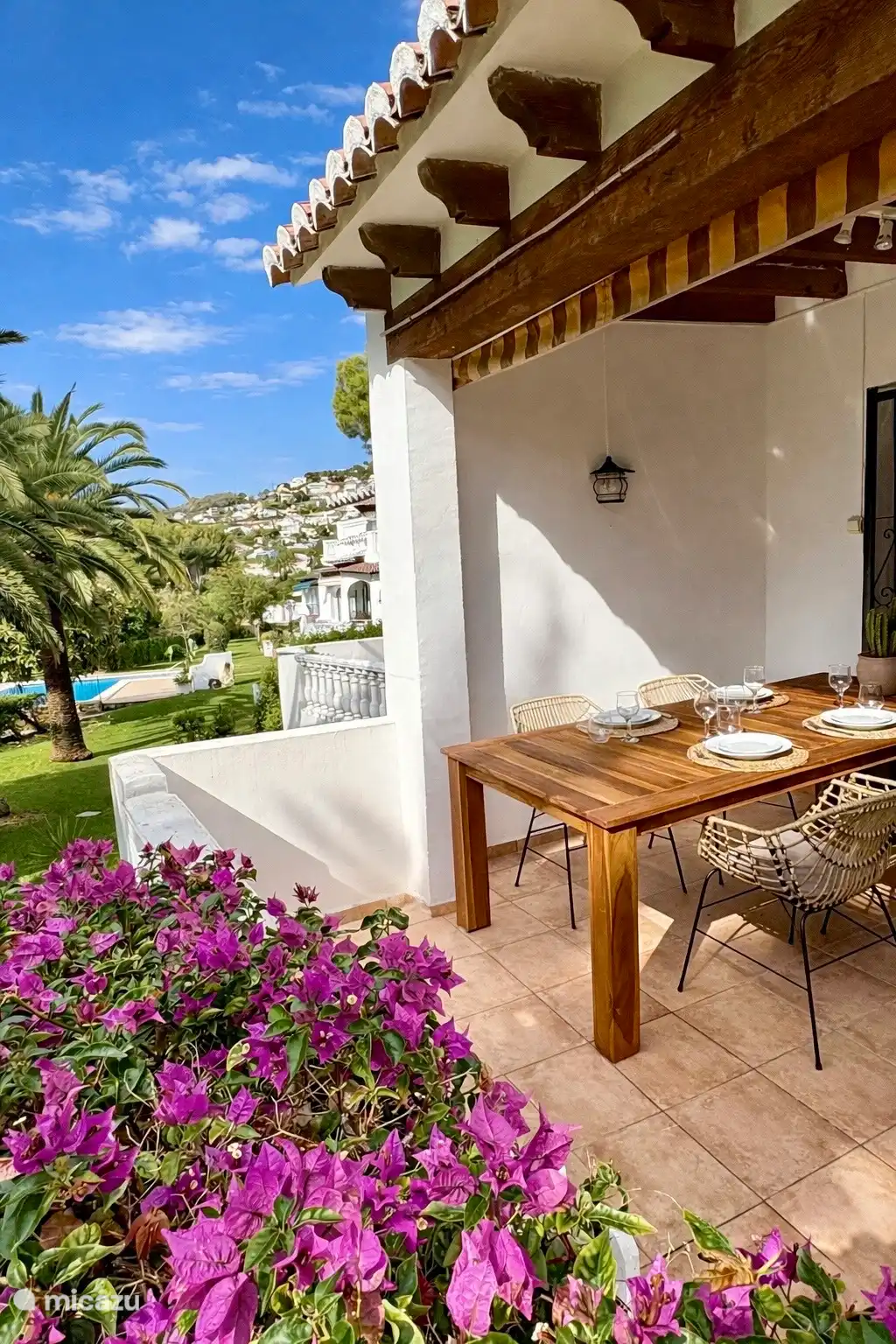 South facing balcony with beautiful view of the palm trees - Privacy and all year sun.