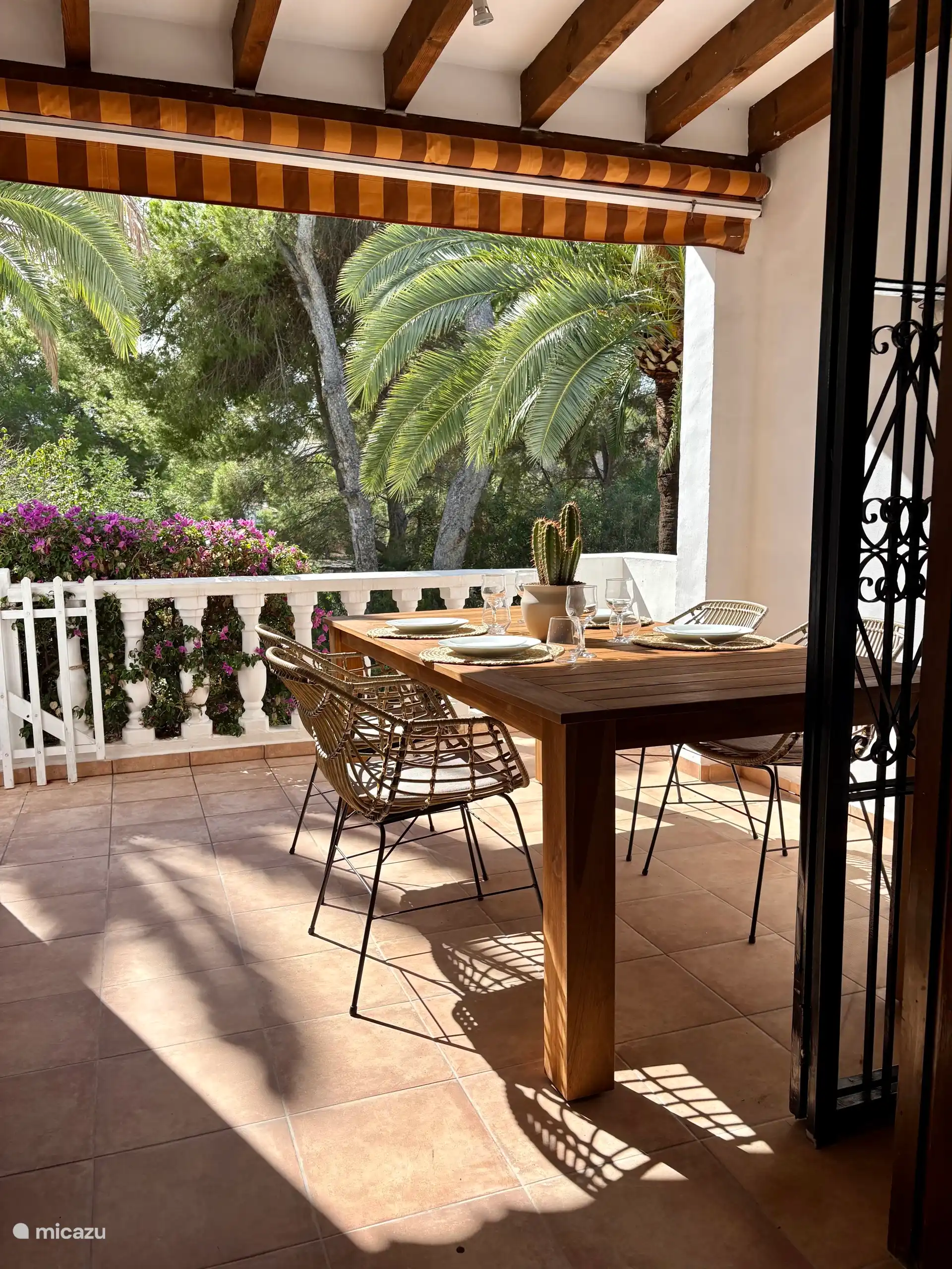 South facing balcony - dining area with outdoor table, ideal for enjoying delicious meals and long, cozy evenings. - Spacious south-facing balcony