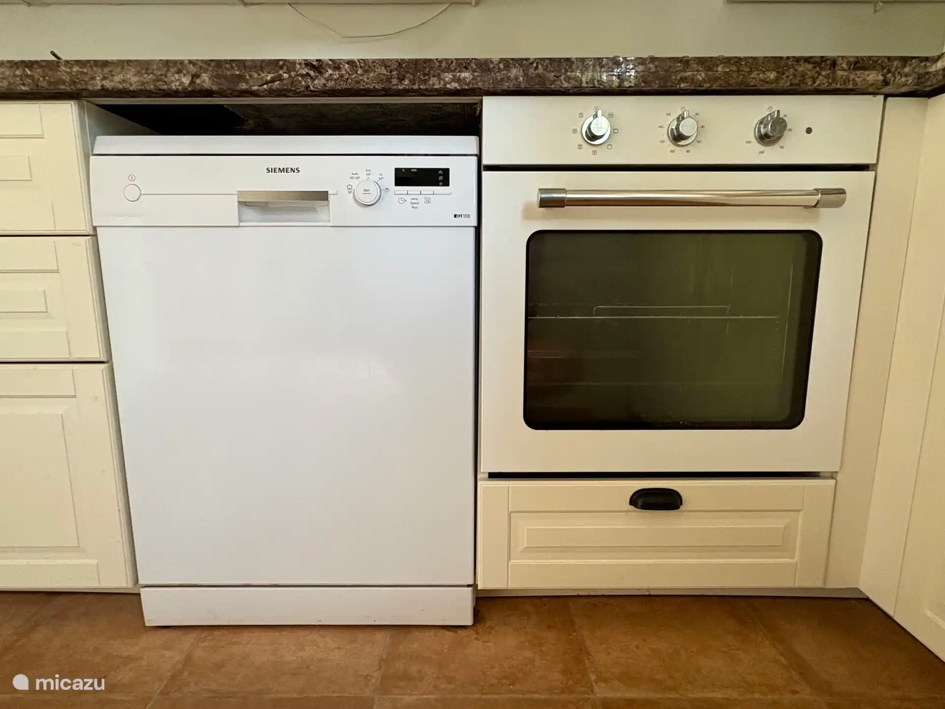 Kitchen - oven and dishwasher - Open kitchen