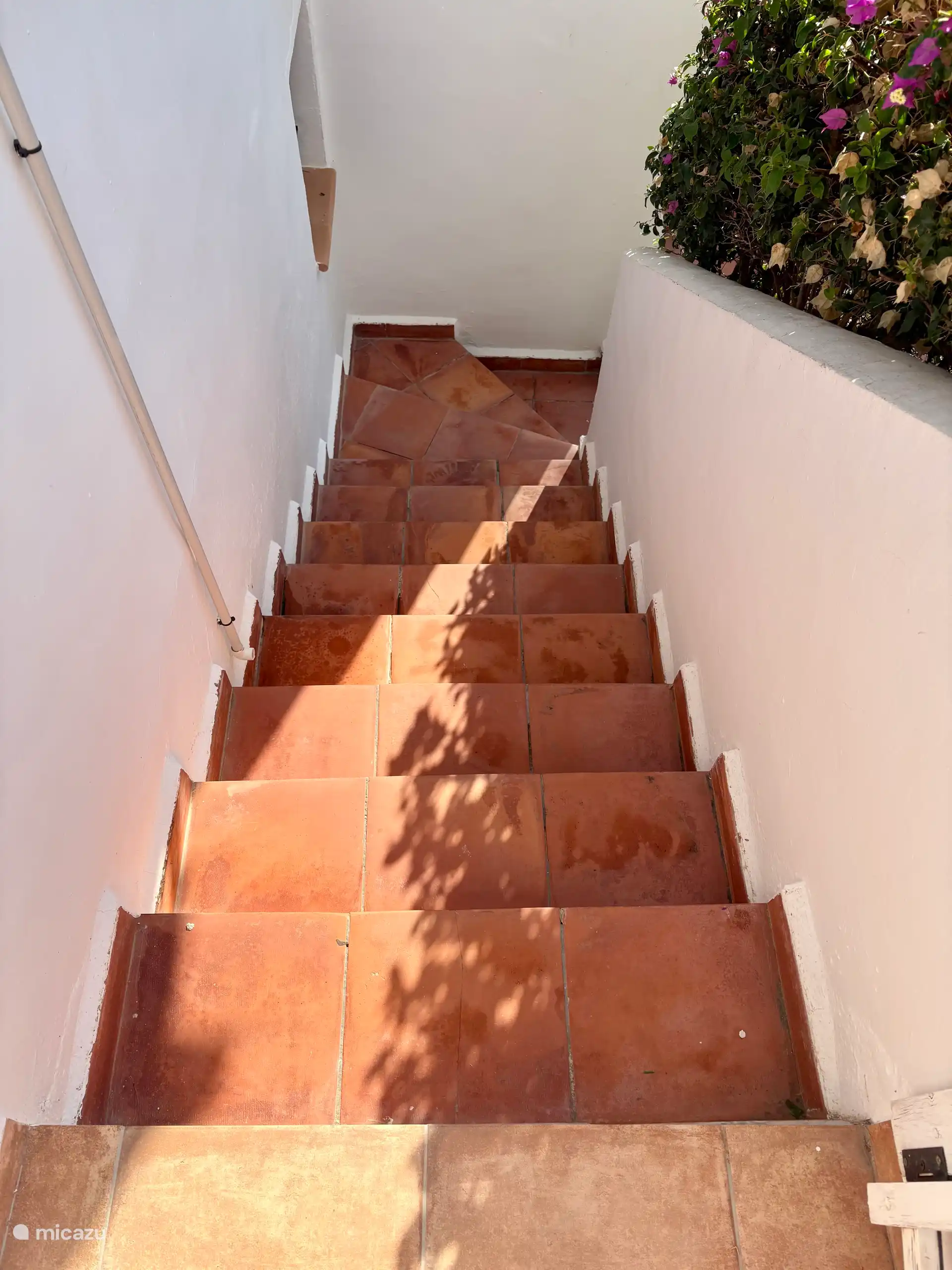 Via the stairs from the balcony you reach the terrace on the ground floor. It also houses a handy laundry room with washing machine and drying racks — ideal for longer stays. - Spacious south facing