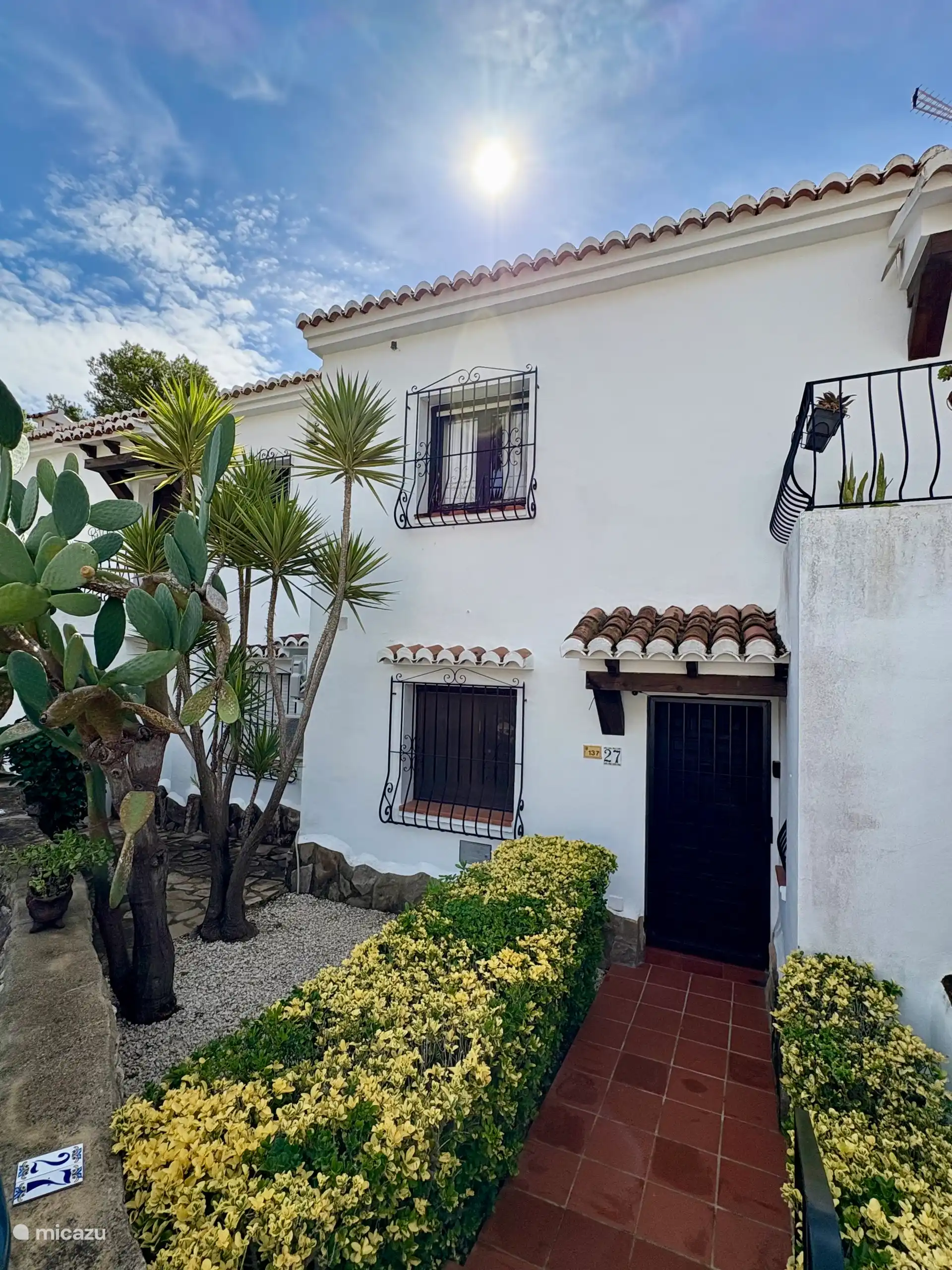 Front house with its own private parking space (N. 27)