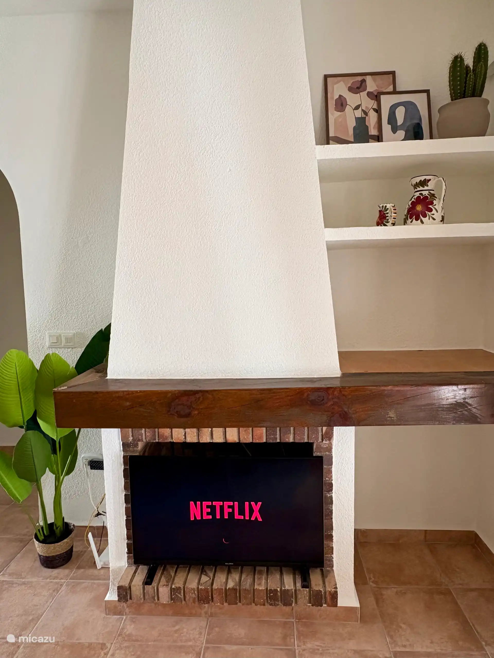 Fireplace with smart TV, no TV channels - Living-dining room