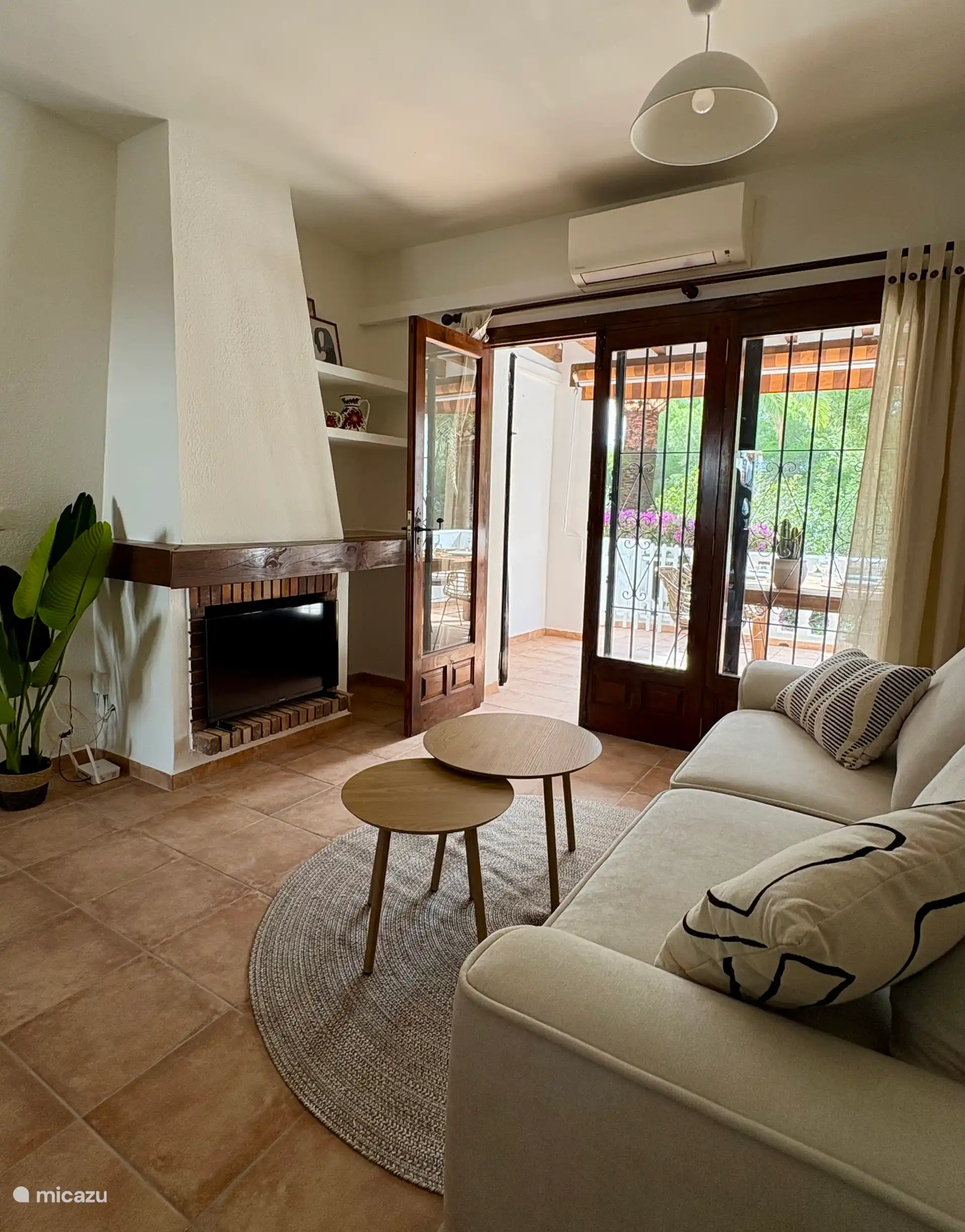 Living room with 3-person sofa, air conditioning and smart TV. - Living-dining room