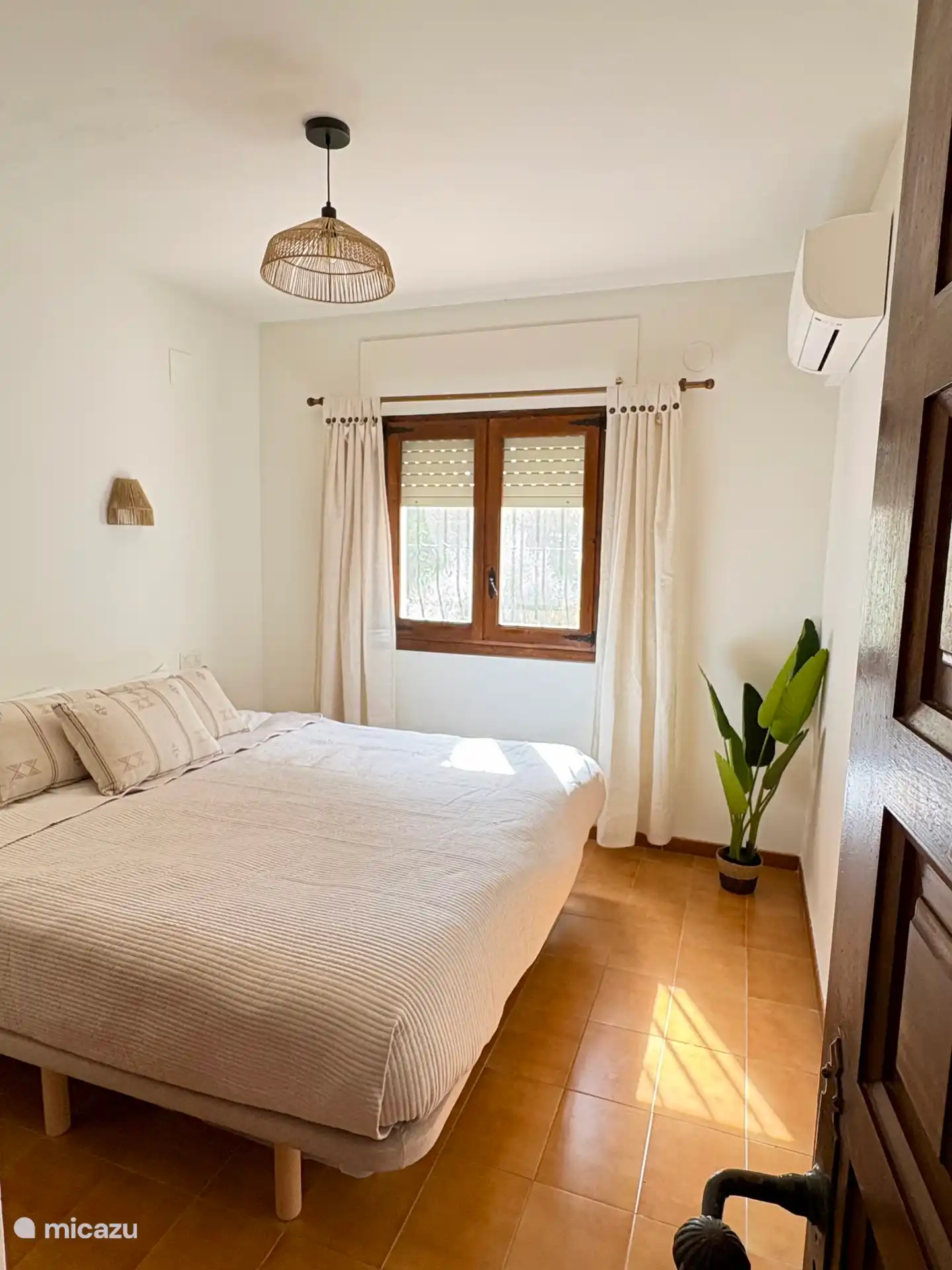 Bedroom 1 - bedroom on the garden side with a King-size bed (180x200cm), air conditioning and awning - Bedroom 1